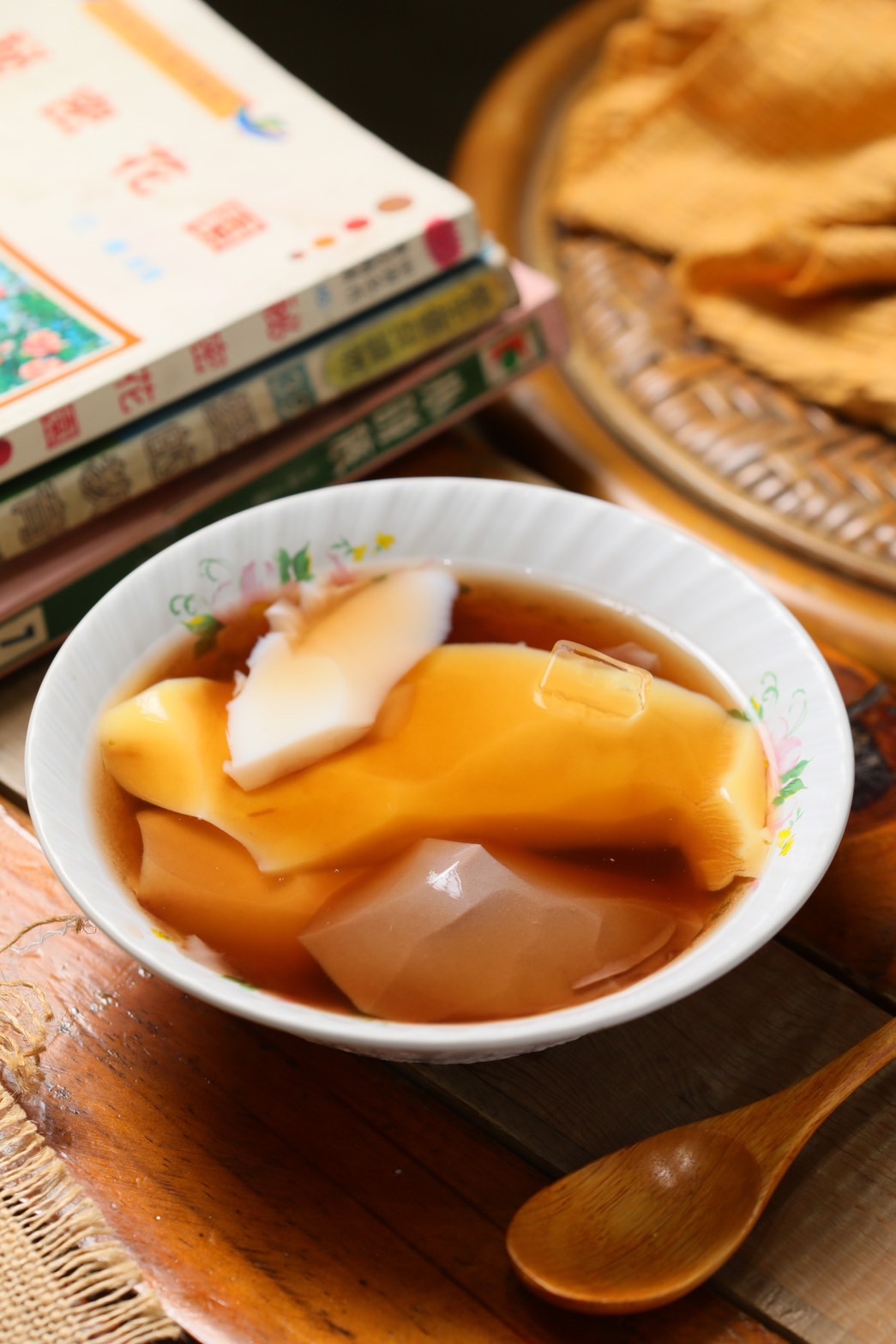 368福泉布丁豆花以雞蛋、牛奶、巧克力三種口味結合的「三色布丁」，可選擇糖水或搭配巧克力汁。（20元／小份）