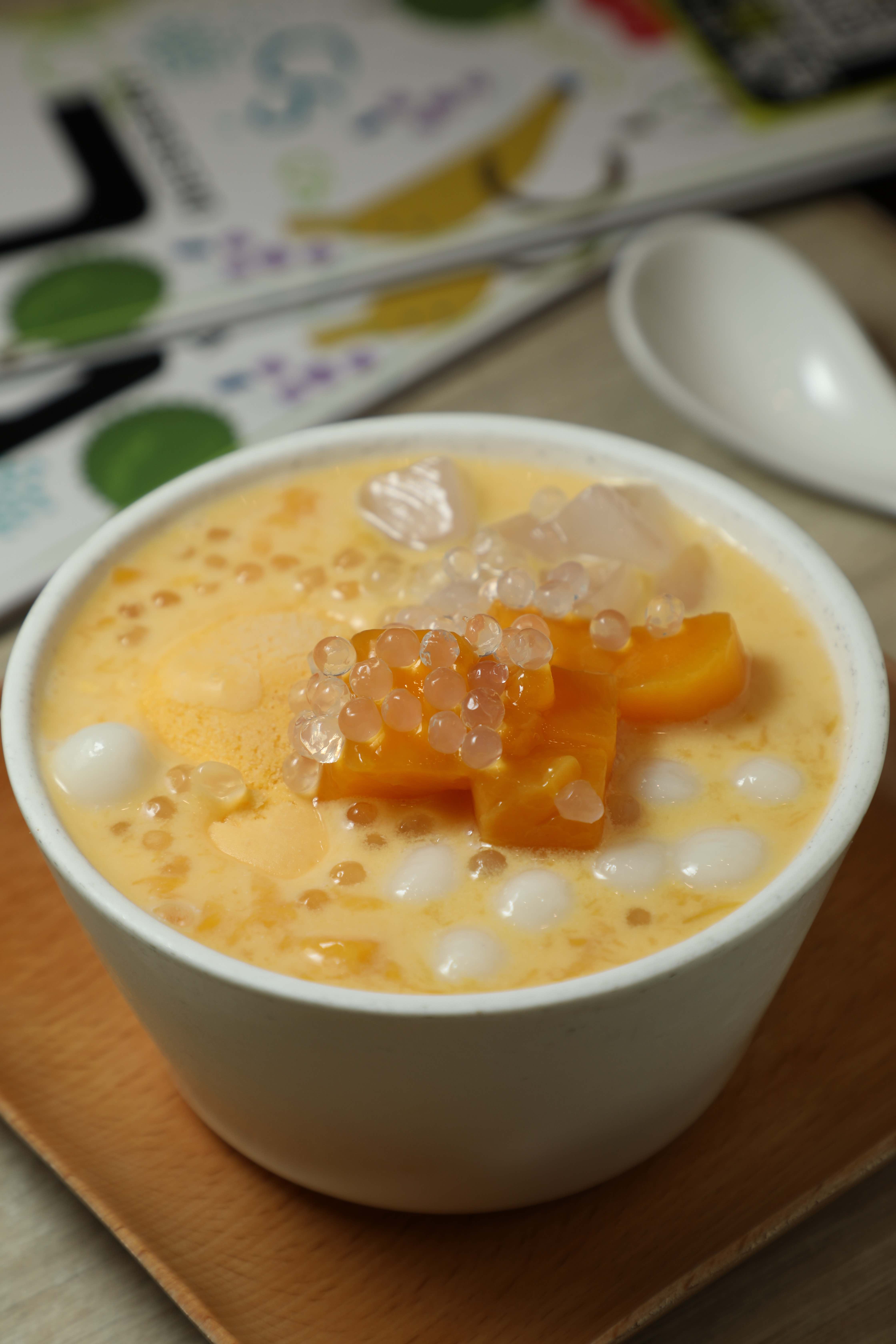 「芒芒麗莎」是豪華版楊枝甘露，以芒果為主角，搭配椰果、水晶珠、小湯圓等配料，口感非常豐富。（港幣48元／碗，約NT$197）