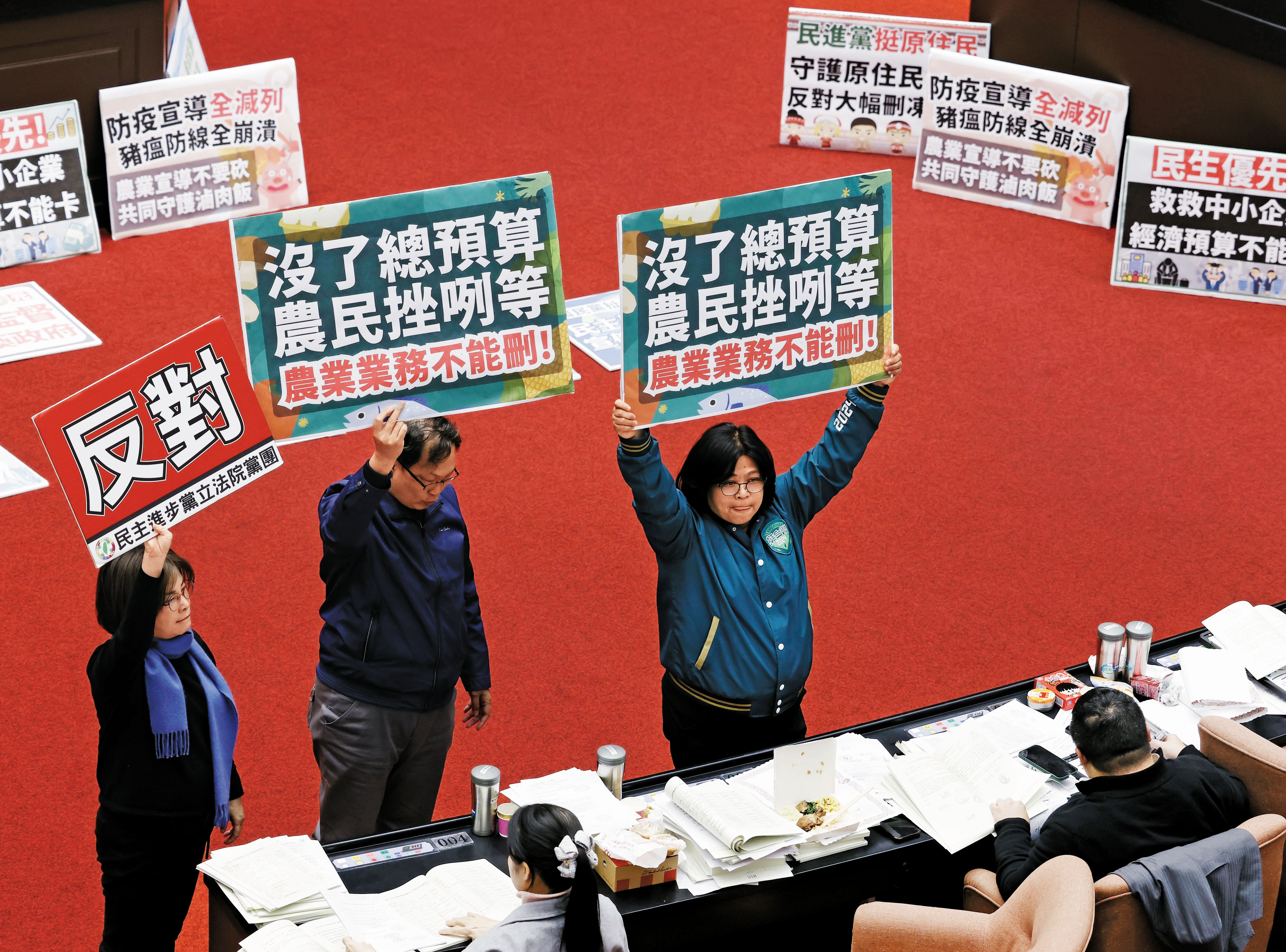 朝野政黨大打預算天書迷糊仗，立法院無論哪個政黨當家，歷年來都惰於議事，總要拖過期限，才繳出作業。