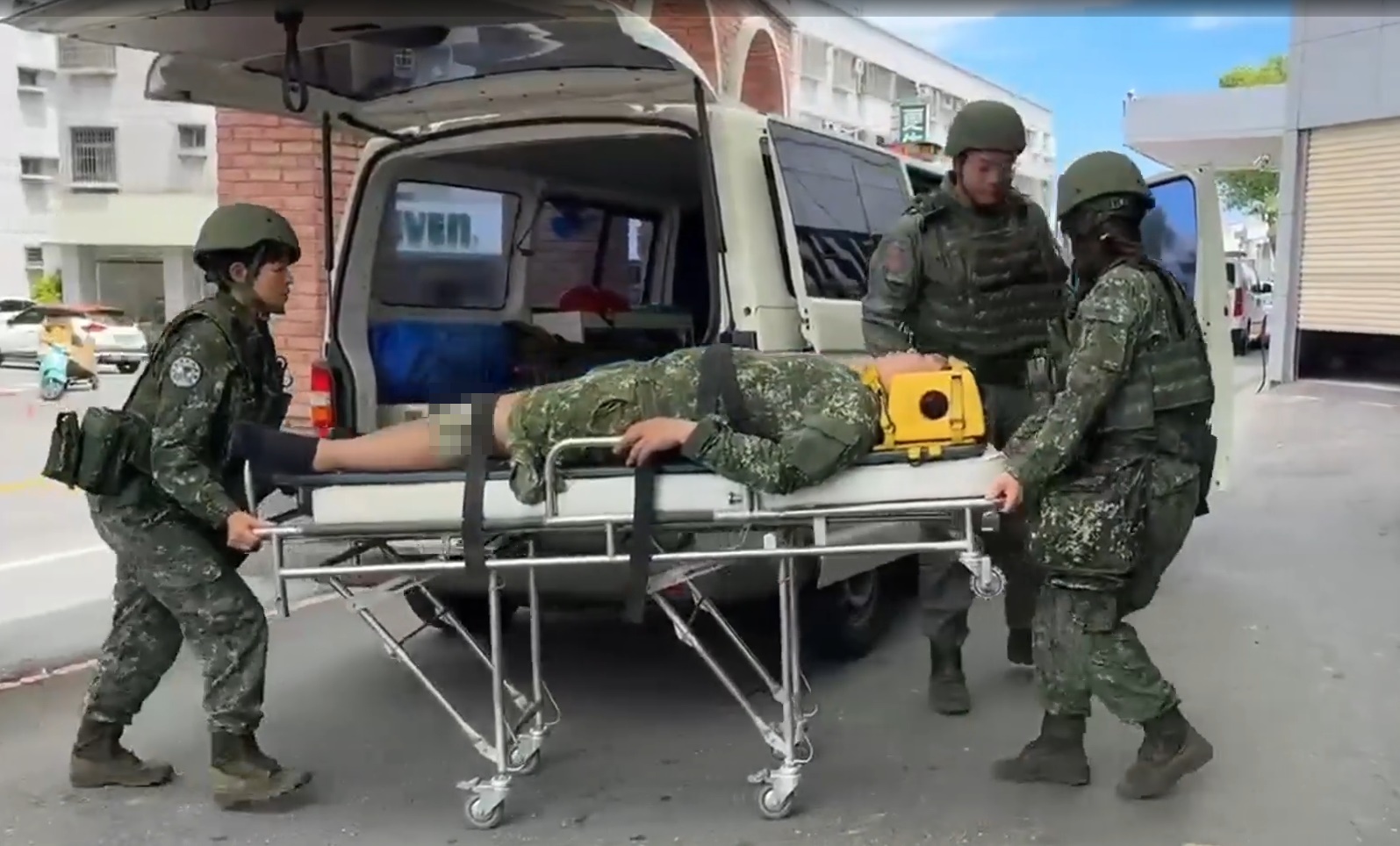 漢光演習志航基地發生裝甲車翻覆意外，導致2人受傷送醫。（翻攝畫面）