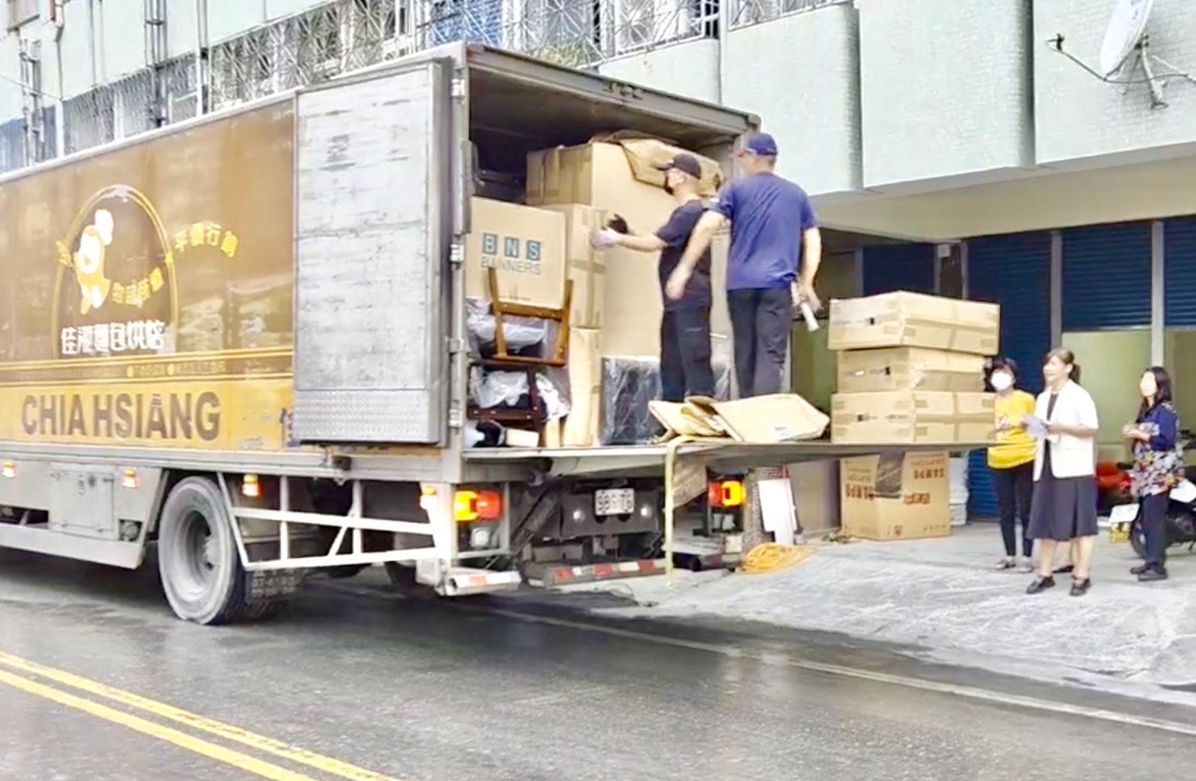 麵包女王黃秀芬斥資約200萬元購置全新家電及家具,送往花蓮助災民重建家園。(當事人提供)