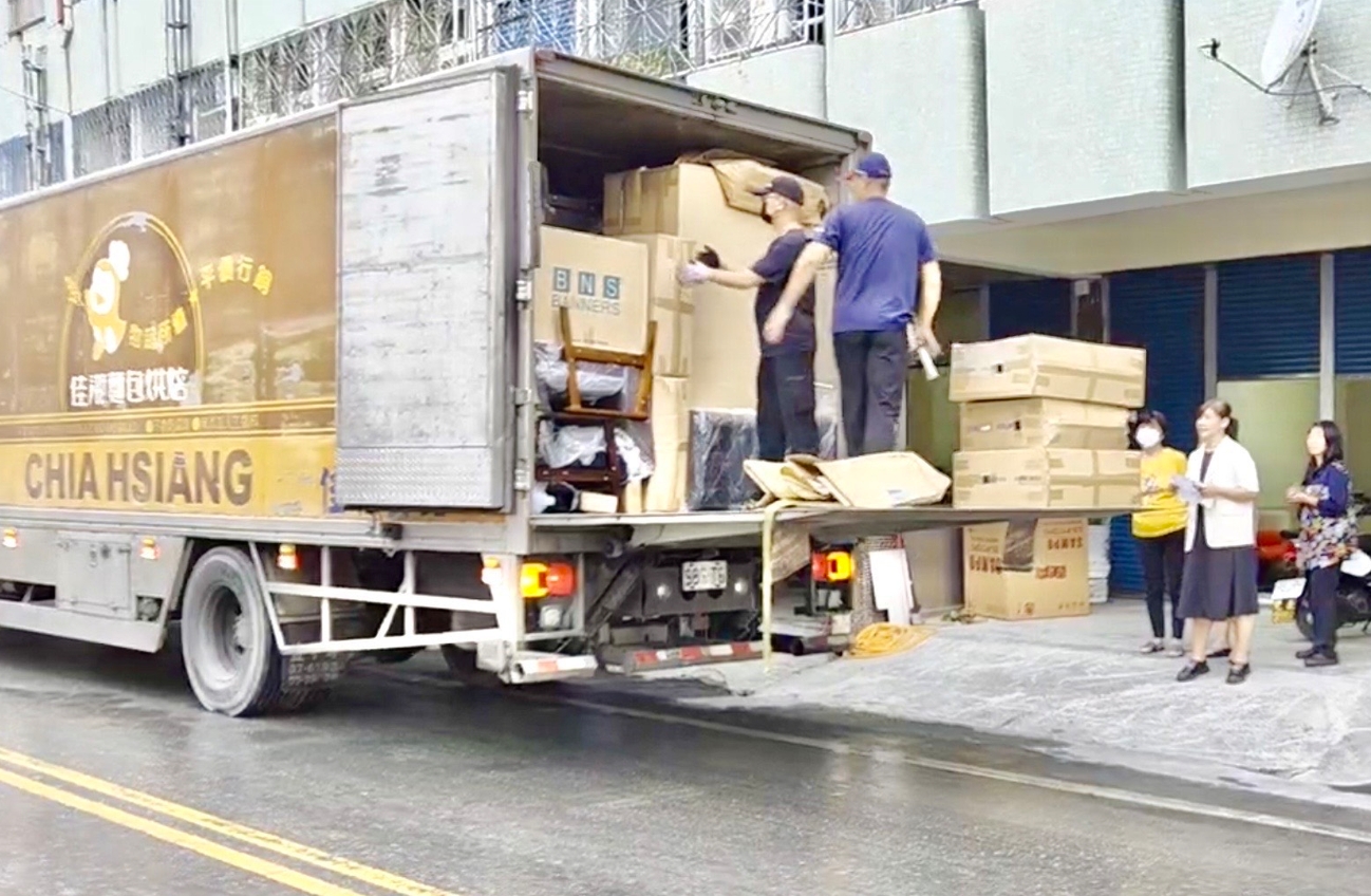 麵包女王黃秀芬斥資約200萬元購置全新家電及家具，送往花蓮助災民重建家園。（當事人提供）