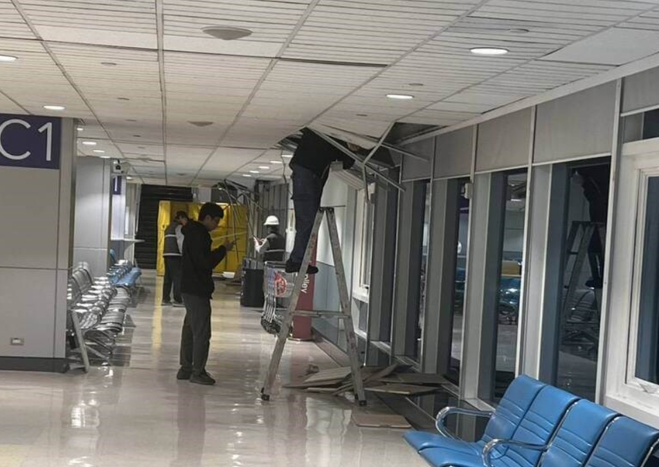 桃機二航傳出天花板掉落的情況，機場公司已立刻派員進行後續處理。（桃機提供）