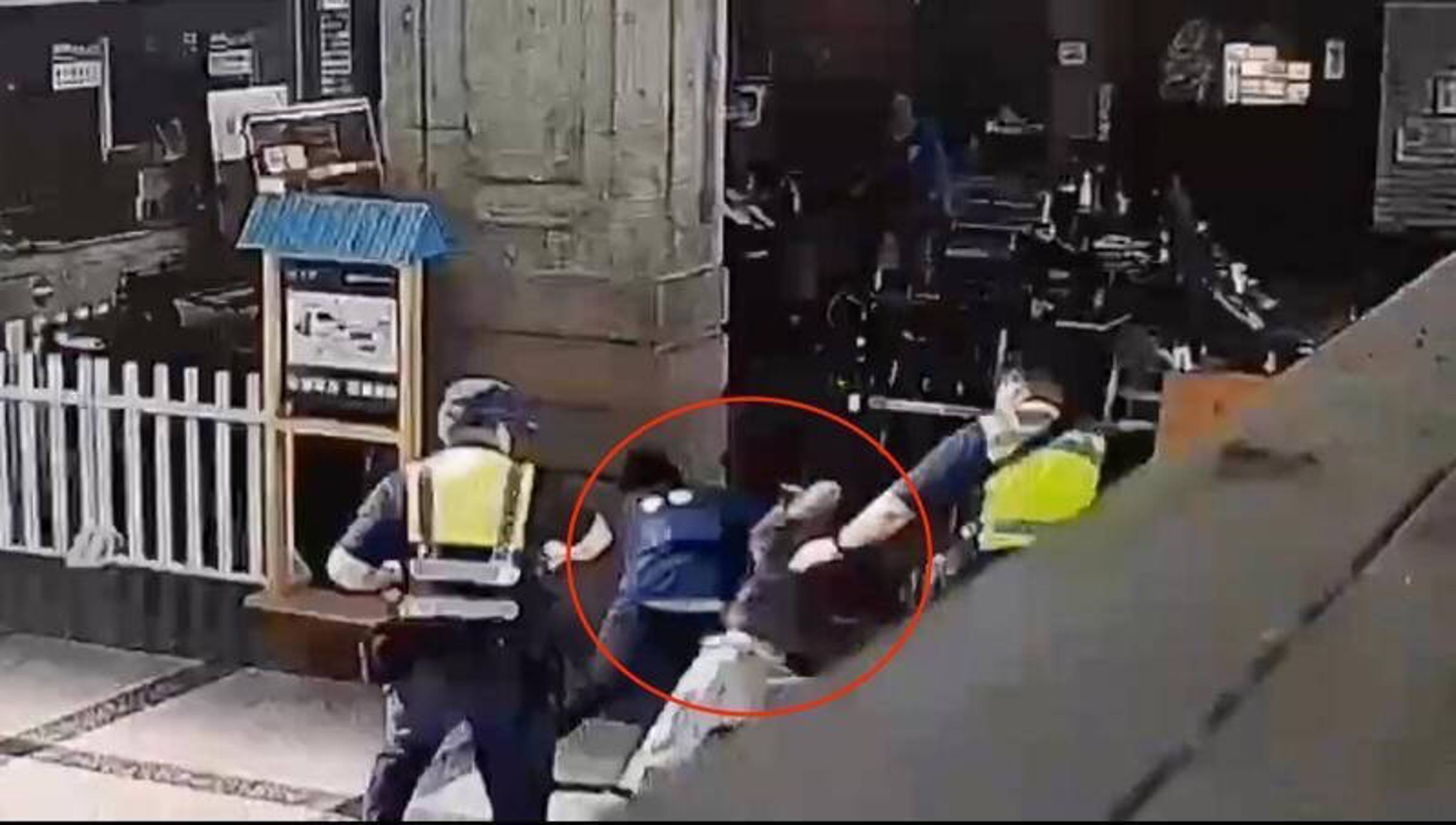 所長蔡明松見蔣男揮舞刀子，衝上前去一記大外割將他壓制在地。（翻攝畫面）