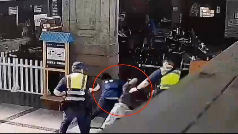 所長蔡明松見蔣男揮舞刀子，衝上前去一記大外割將他壓制在地。（翻攝畫面）