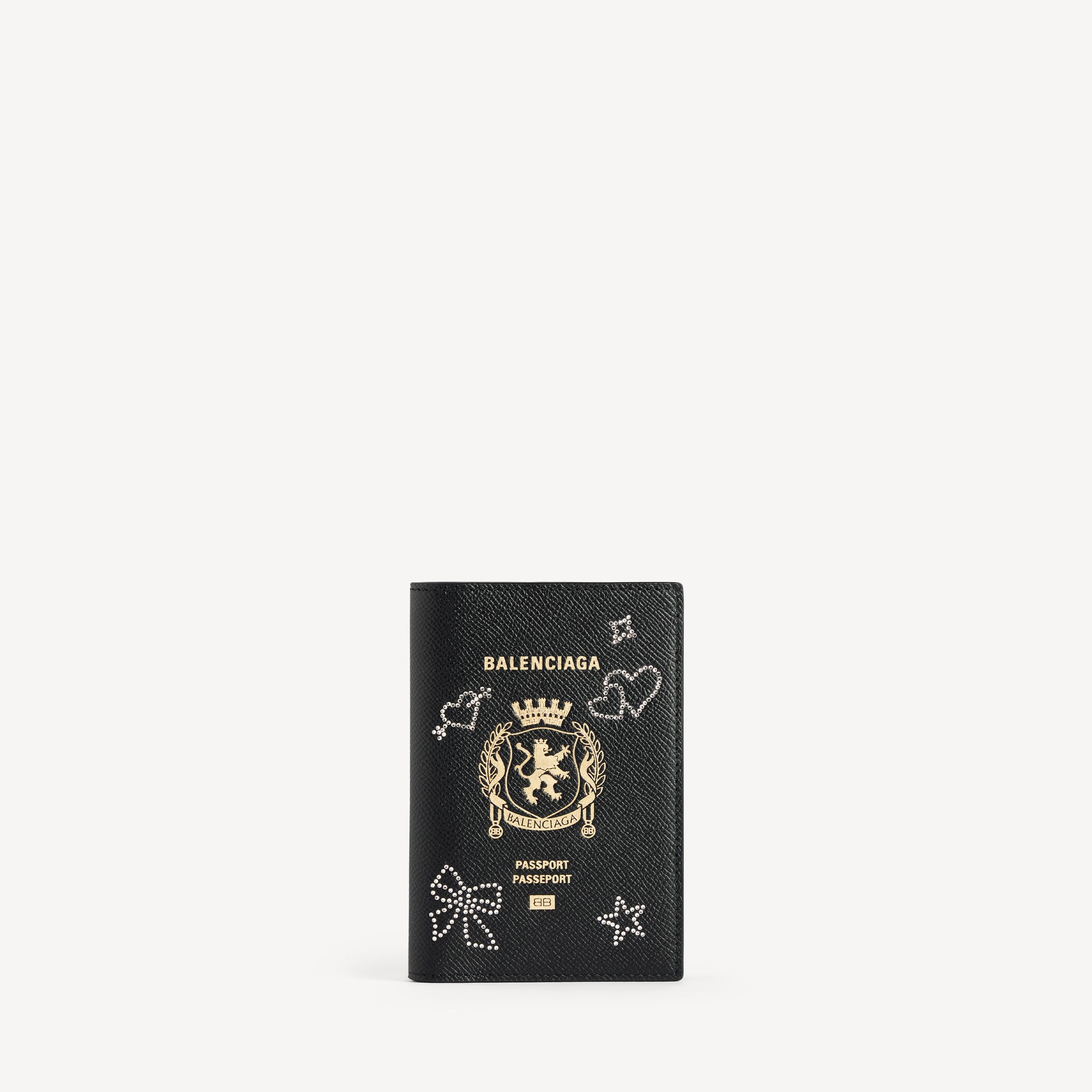 水晶燙飾點綴的護照夾。NT$25,200（ BALENCIAGA提供）
