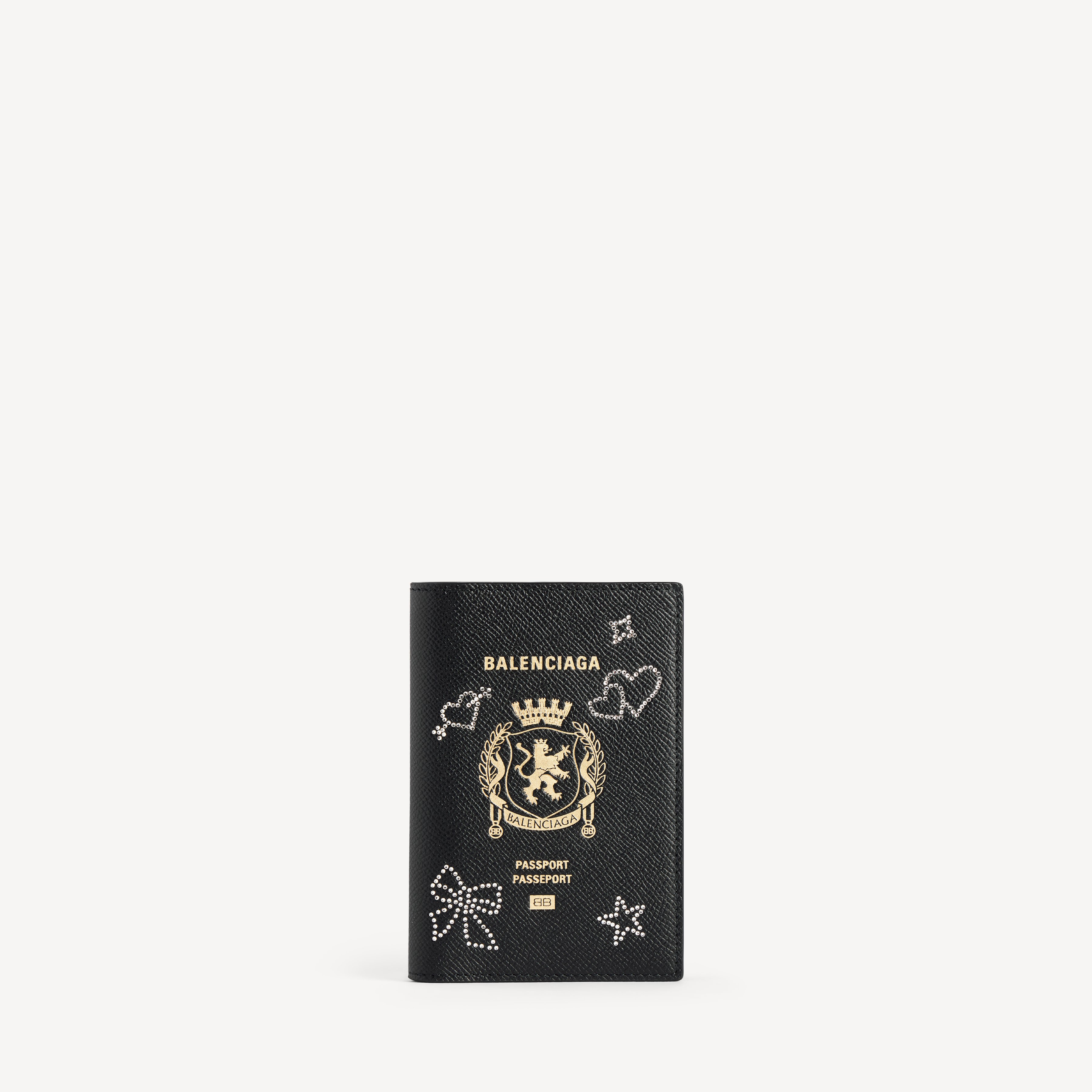 水晶燙飾點綴的護照夾。NT$25,200（ BALENCIAGA提供）