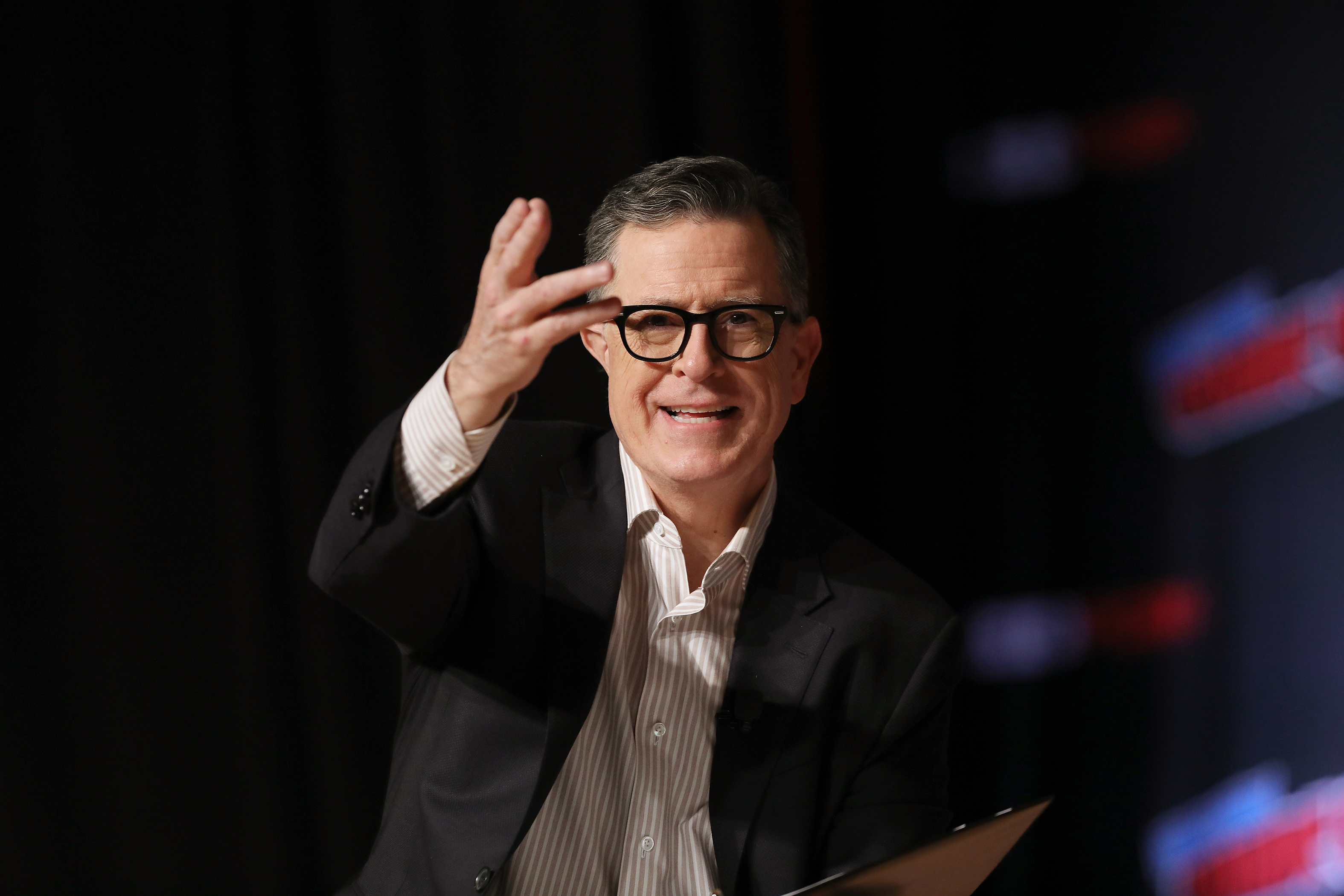 史蒂芬荷伯去年在節目上批評川普，結果電視節目《荷伯報到》就被宣佈，今年5月就正式落幕，沒想到他居然成為下一部《魔戒》電影的編劇。（華納兄弟提供）