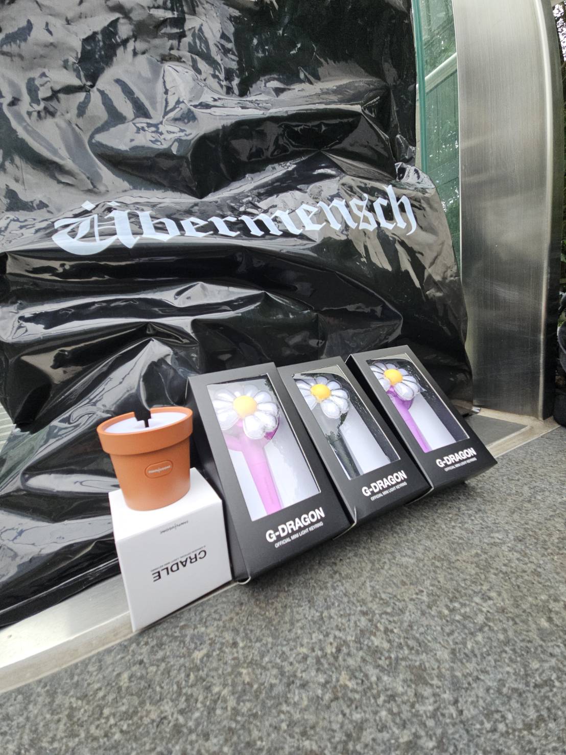 紫色手燈鑰匙圈是台灣限定周邊,不提供海外寄送。(讀者提供)