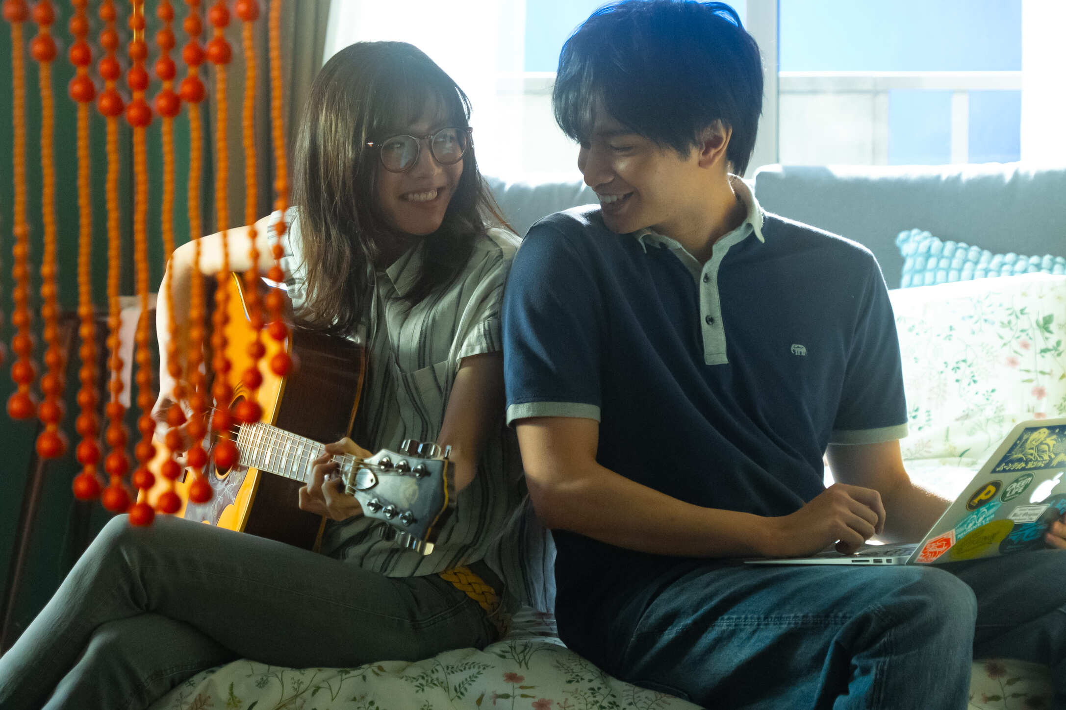 Milet(左)與中島健人合作電影《我在平行時空戀上你》,談穿越時空的戀愛。(甲上電影提供)