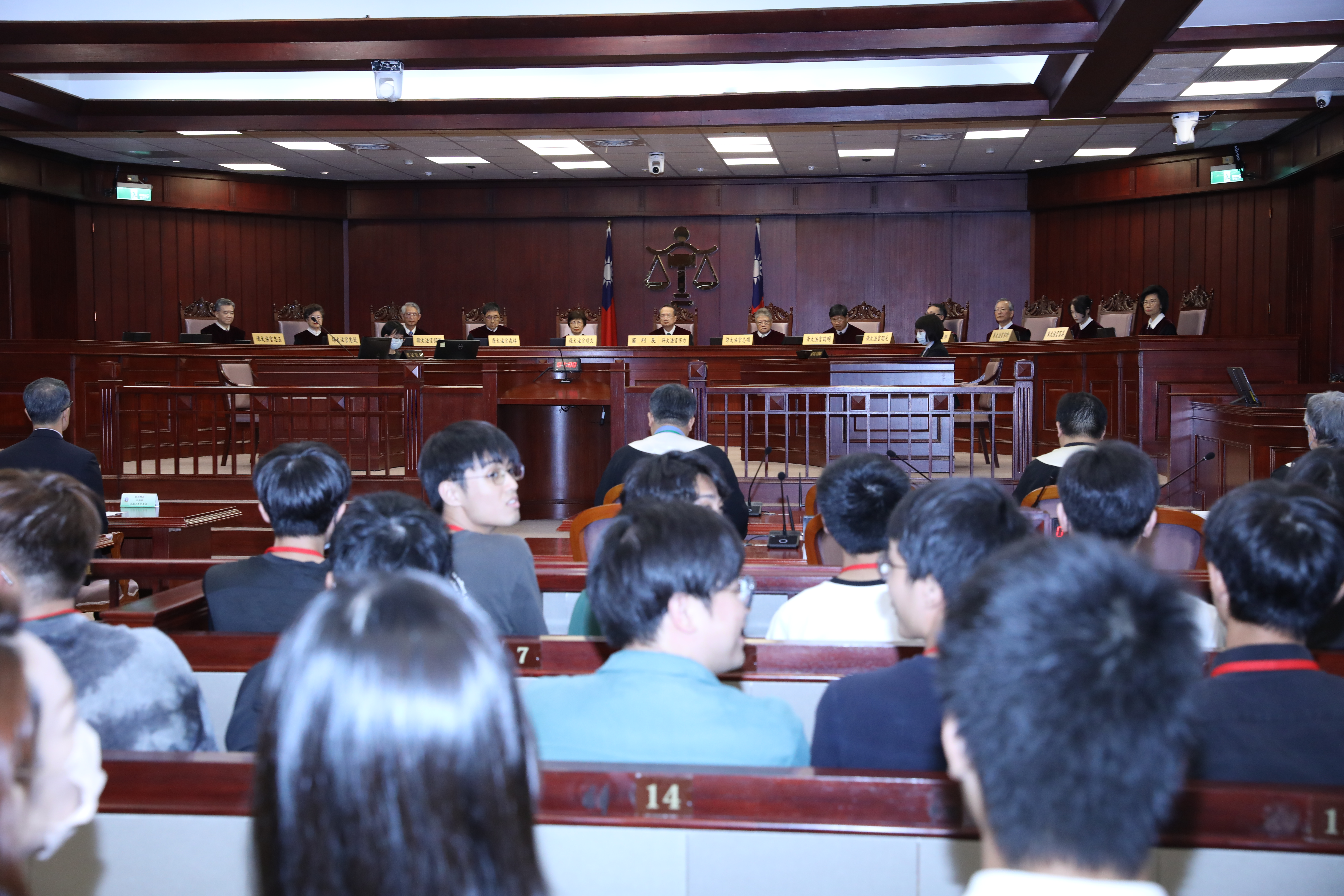 憲法法庭限縮死刑合憲，法務部指出，死囚仍應按規定收容，無釋放人犯問題。