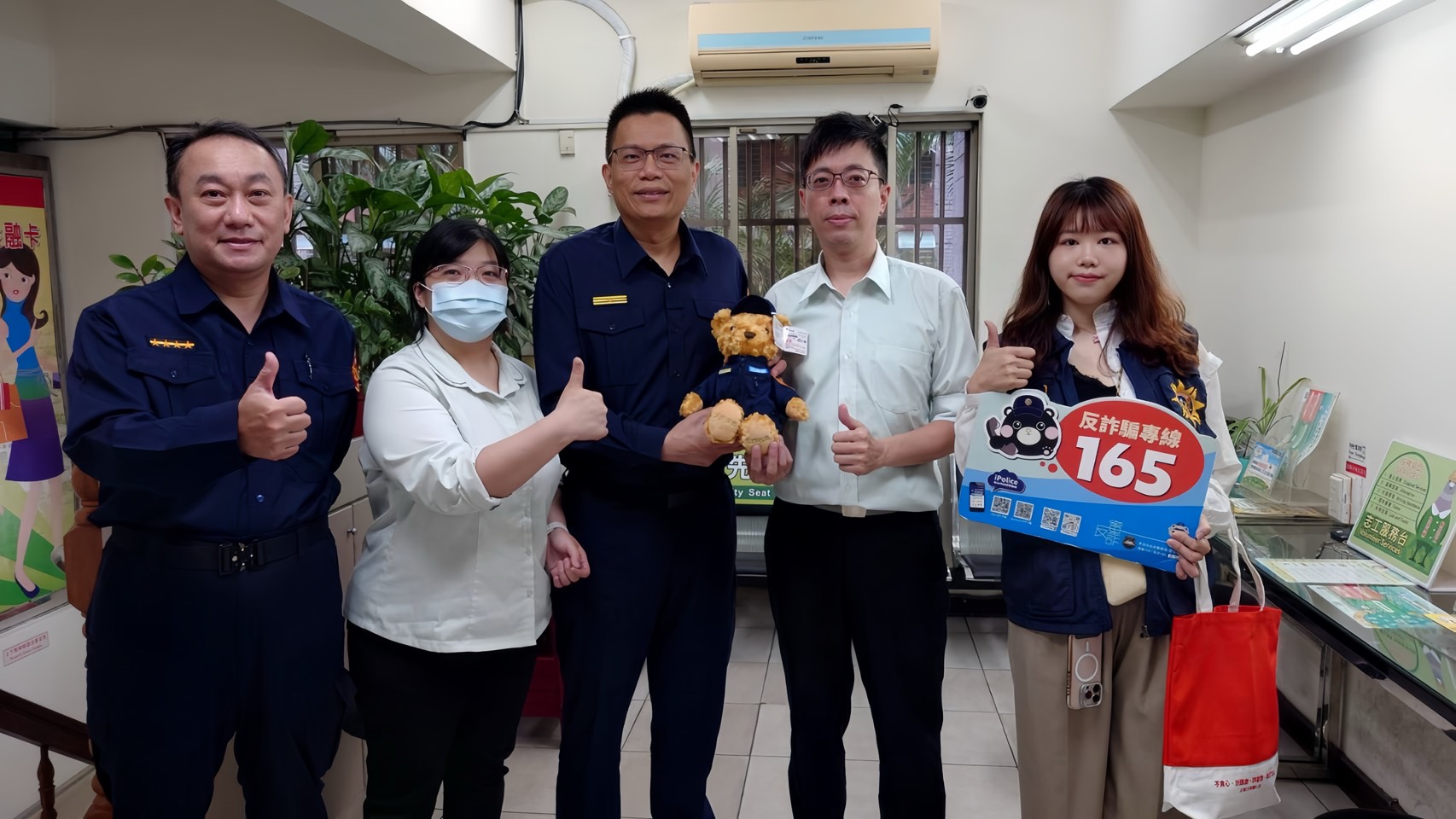 土城分局主動出擊啟動「種子教官」計畫，深入轄內各大金融機構，攜手行員落實反詐教育。（警方提供）