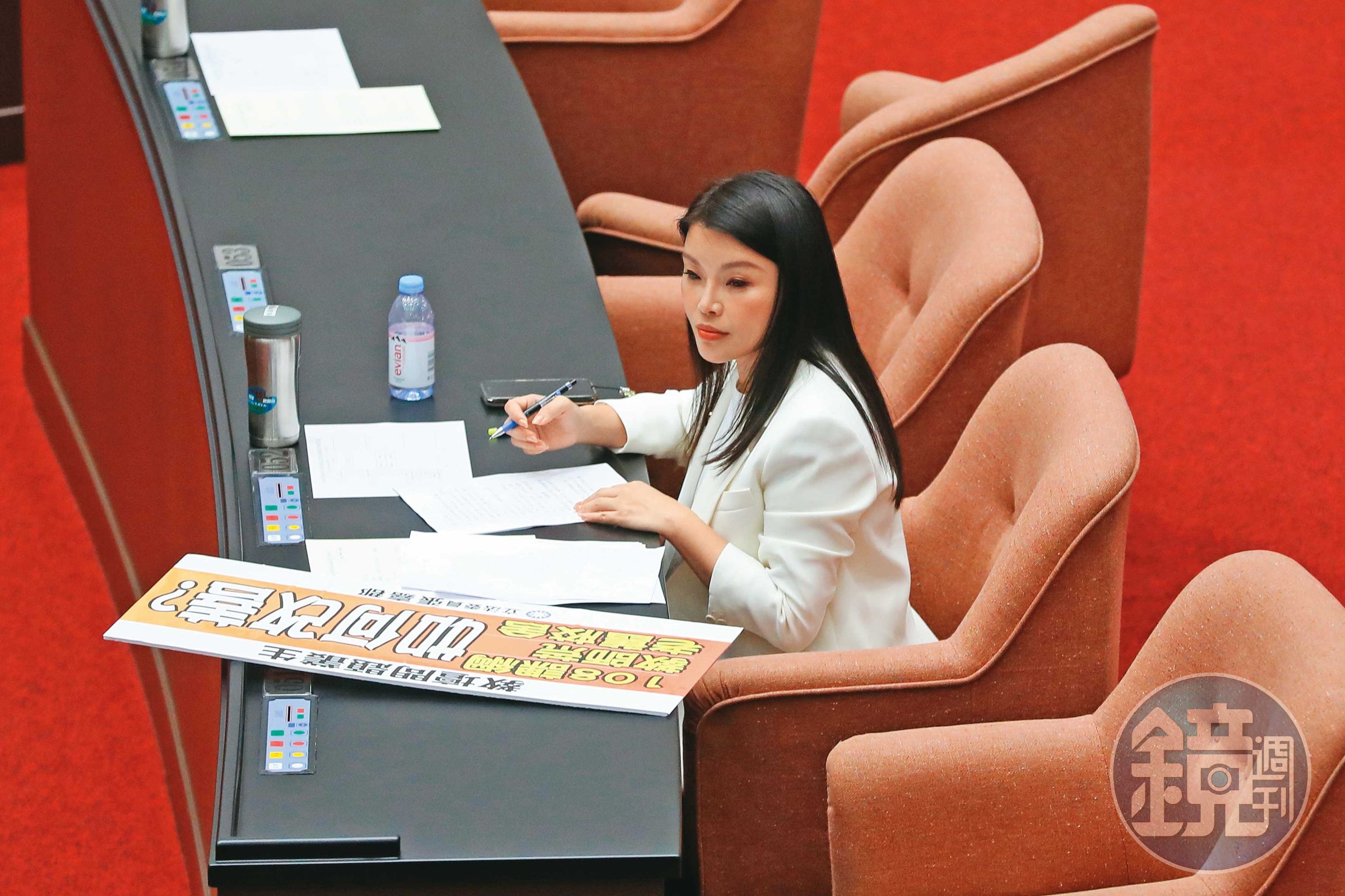 張嘉郡(圖)搶攻農產與交通議題,檯面下頻與潛在對手、綠委劉建國交鋒。