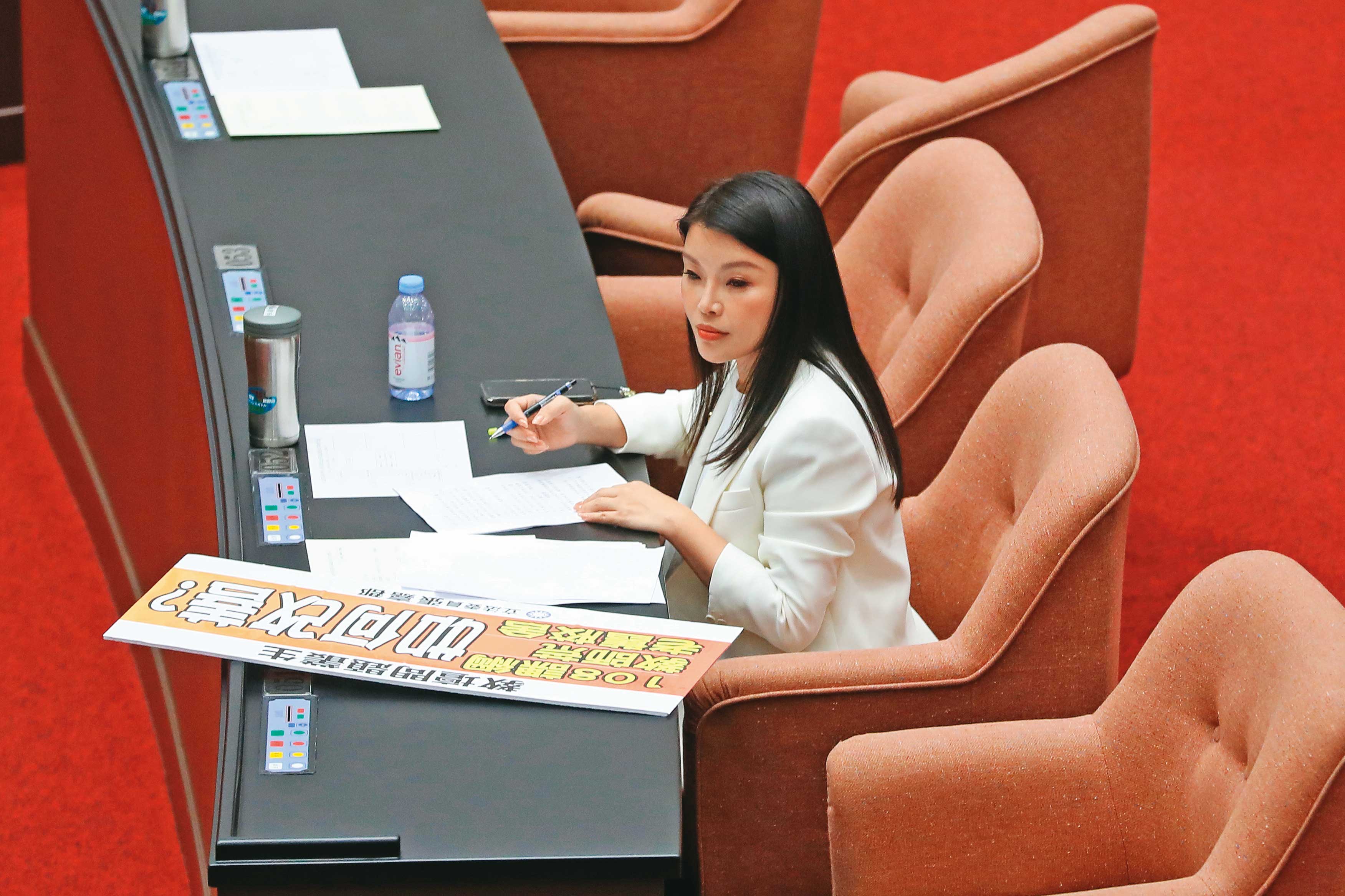 張嘉郡（圖）搶攻農產與交通議題，檯面下頻與潛在對手、綠委劉建國交鋒。