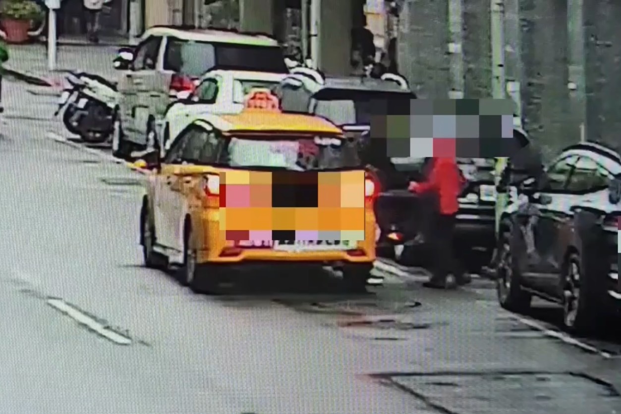 陳男因酒醉報不出目的地地址，被司機強拉下車拒載。（翻攝畫面）