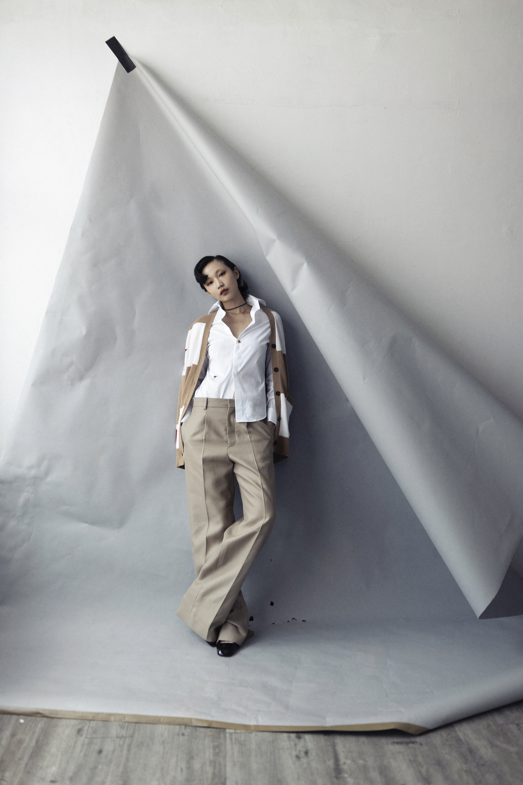 羊絨針織外套 NT$41,100 by MaxMara；白色襯衫 NT$79,000 by DIOR；寬版西褲 NT$80,000 by DIOR；黑色皮鞋 NT$40,000 by DIOR；BLONDIE雙層項鍊 NT$20,800 by GUCCI。