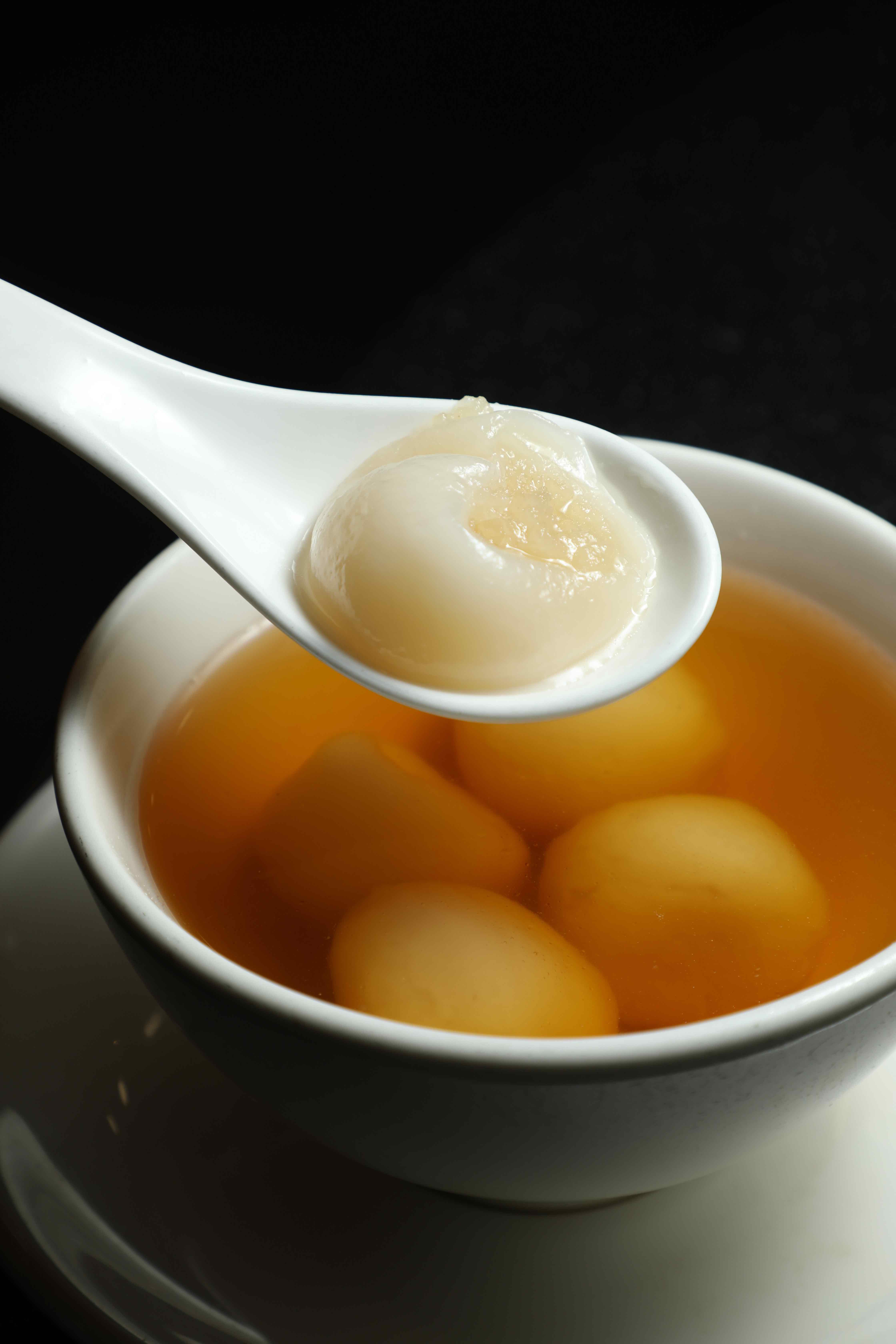 「玫瑰酒薑汁湯圓玫瑰露酒餡」以天津玫瑰露酒製作酒心餡，吃完口中都是玫瑰香。（港幣42元／碗，約NT$173）
