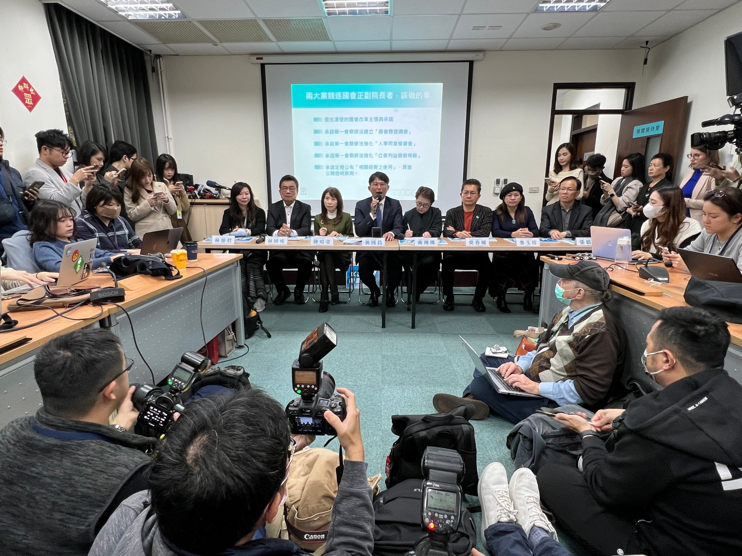 民眾黨強調，不會與個別候選人私下協商，或利益交換。