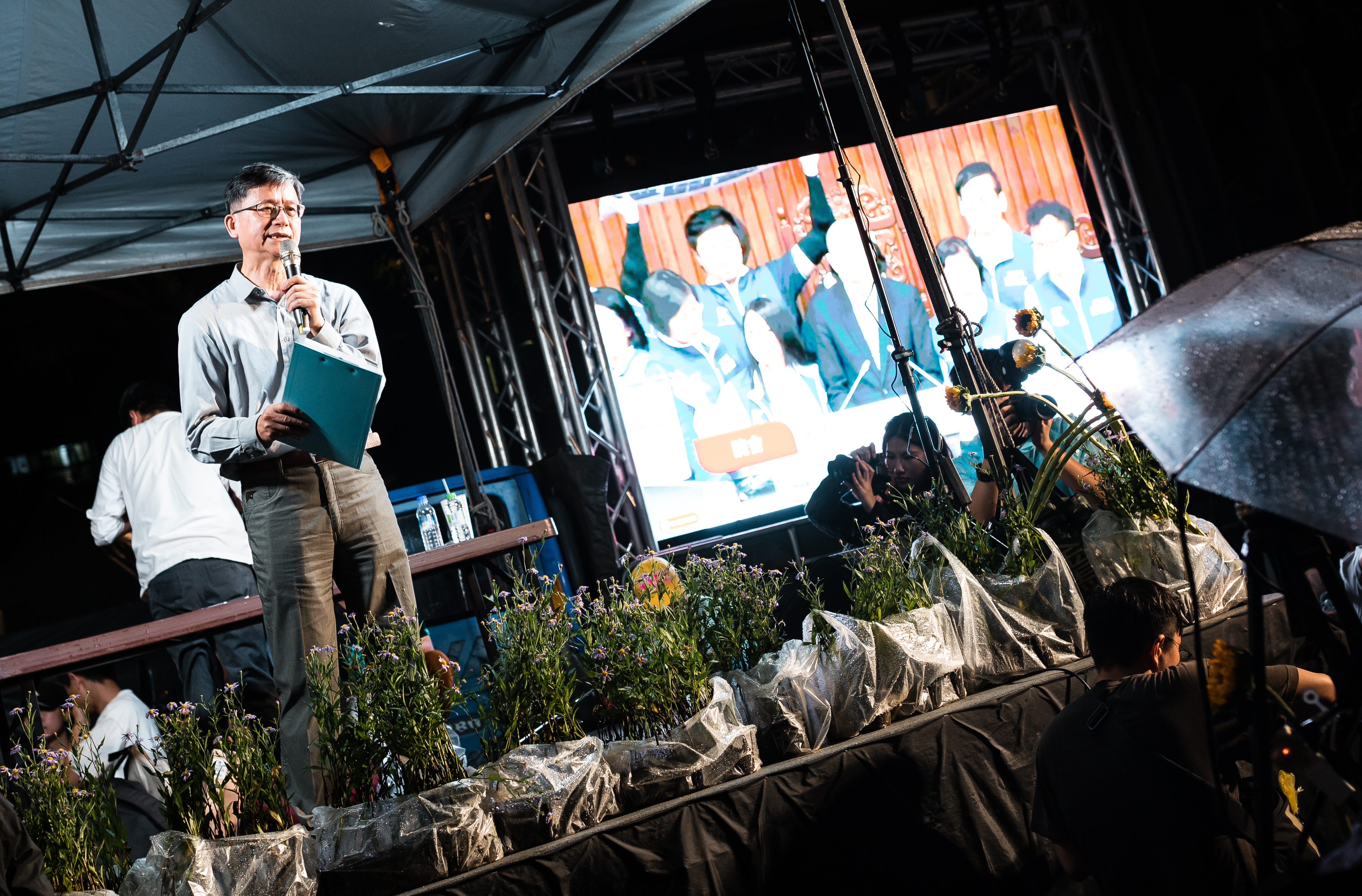 詹順貴在青島東路舞台上短講，批評藍白聯手讓威權復辟。