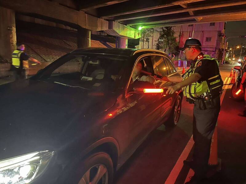 彰化縣警察局於昨（29日）晚間執行「全國同步擴大取締毒駕專案勤務」，短短4小時內，共查獲毒駕5件、酒駕7件。（警方提供）
