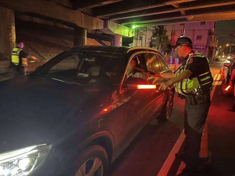 4小時抓5毒駕！彰警大臨檢　男騎車恍惚拒檢逃逸搜出3種毒品