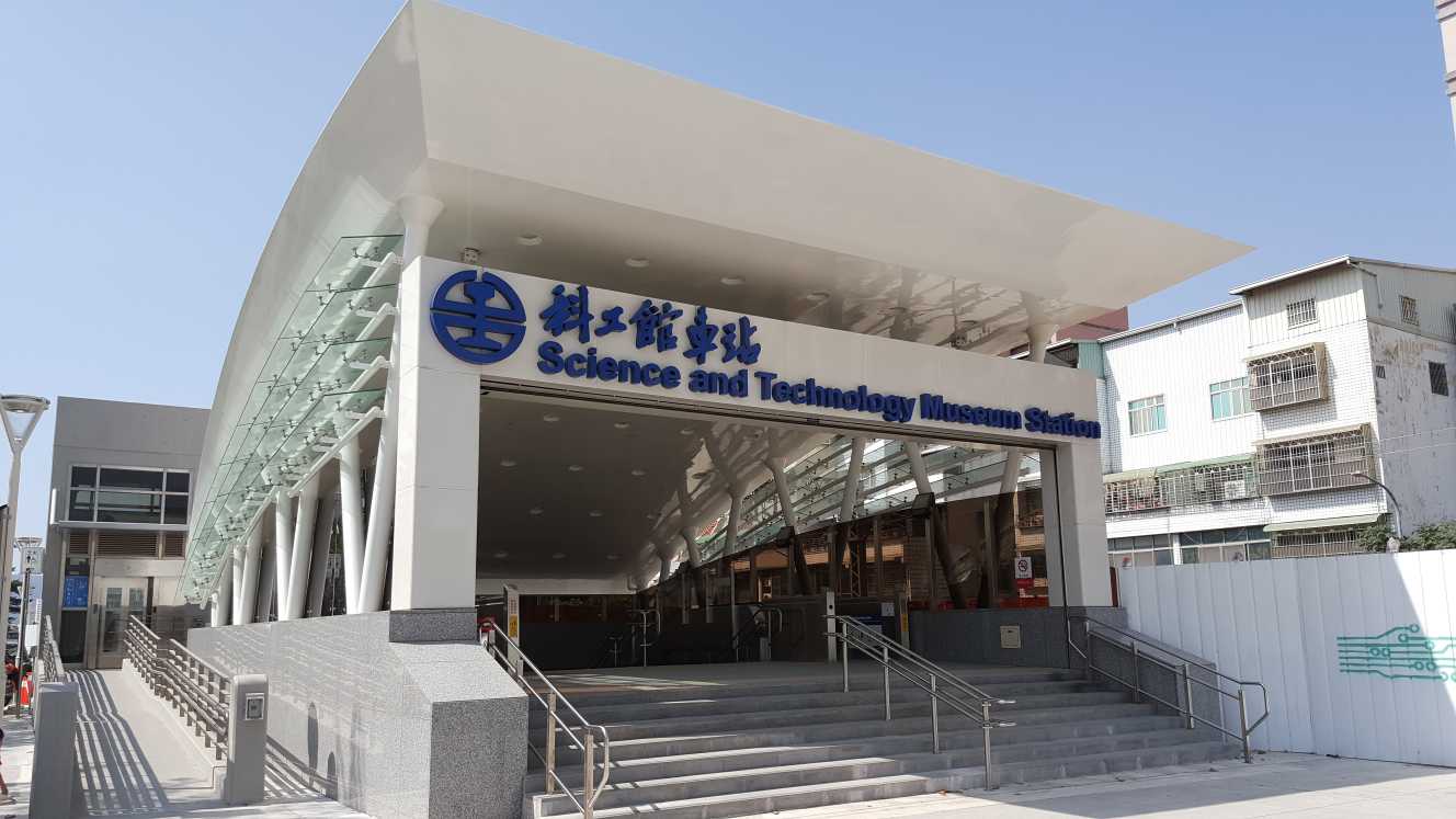 台鐵高雄科工館站今晚9時許發生死亡意外，一名旅客掉落月台遭火車撞上。（翻攝自台鐵公司）