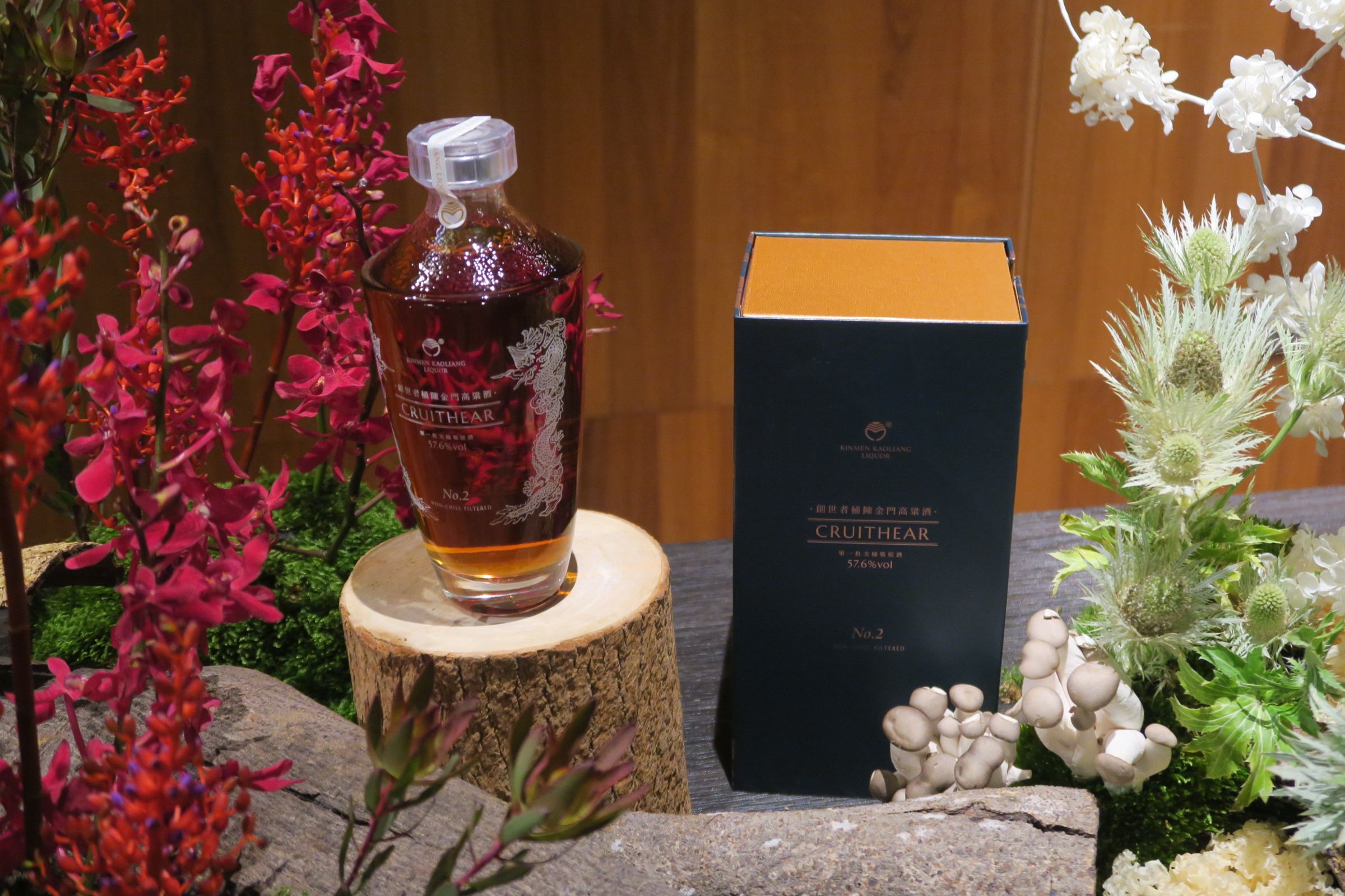 風味最厚重的「創世者桶陳金門高粱酒No.2」適合純飲或與重口味食物搭配。（2,580元／瓶）