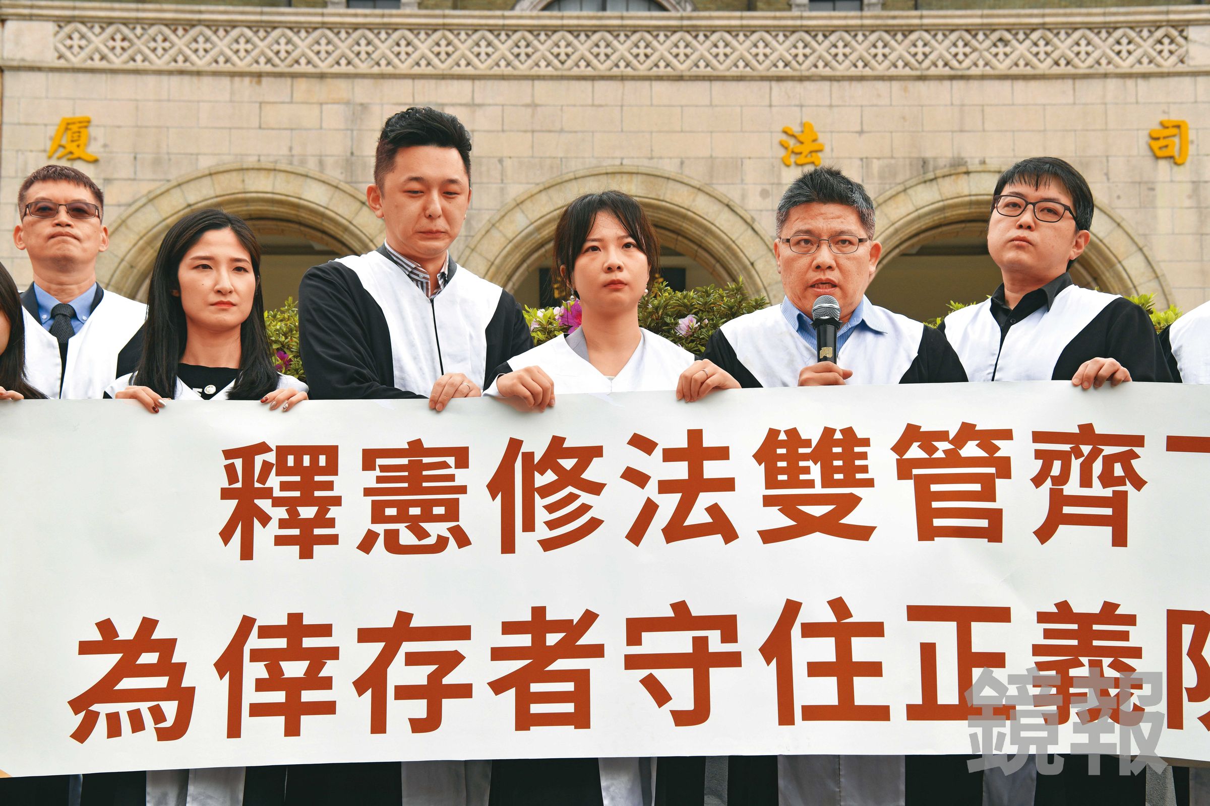 兒童性侵害倖存者們的委任律師團在3月2日憲法法庭不公開說明會後召開記者會，呼籲大法官重視兒童性侵害的特殊處境。（鏡報李智為）