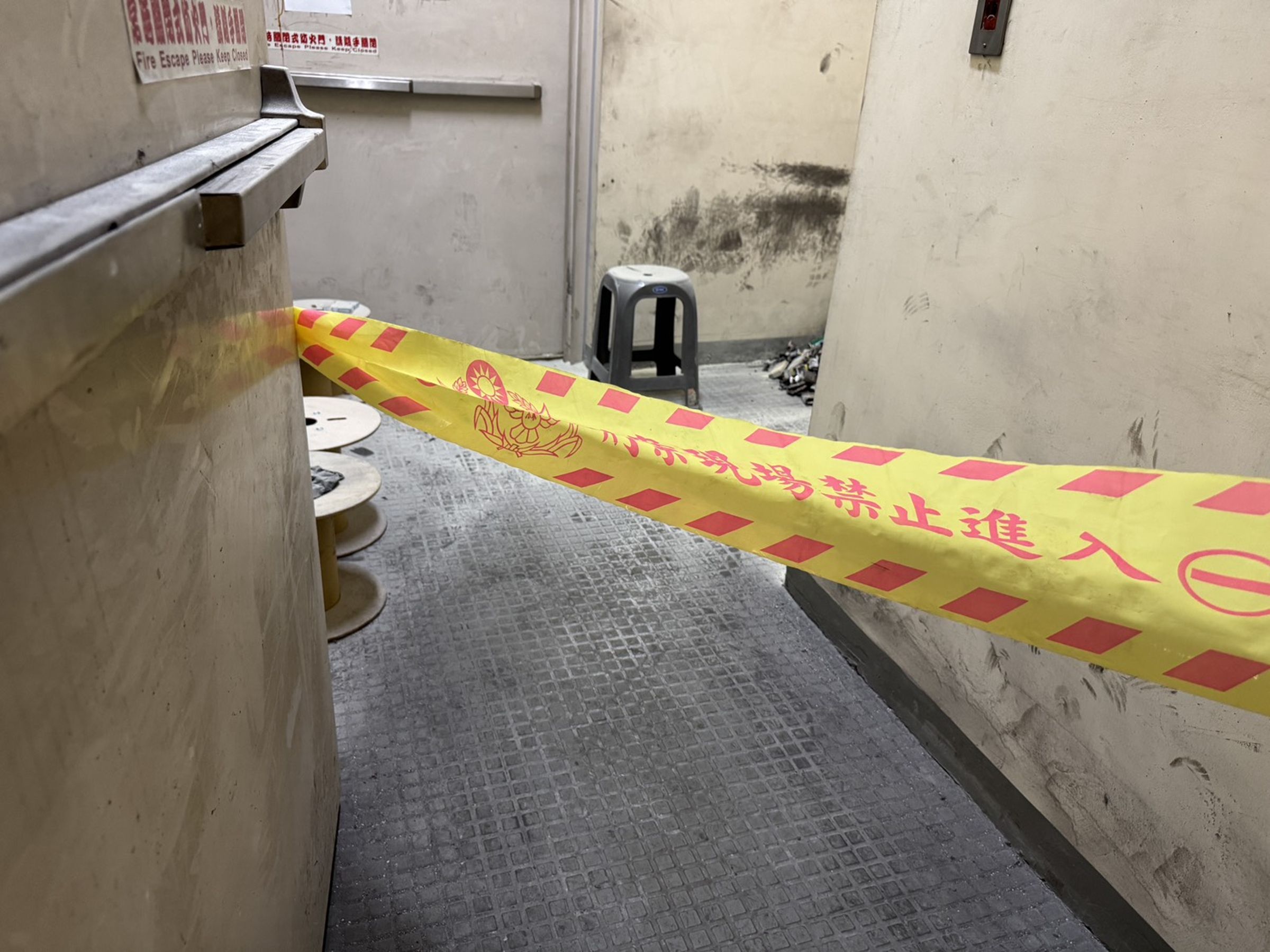南港車站詹姓保全員違規躲在機房抽菸,險釀大禍。翻攝畫面