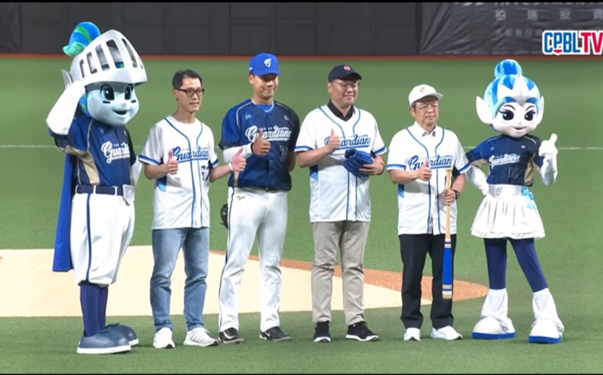 集誠資本邀產業領袖為職棒加油,台亞半導體董事長李國光大巨蛋開球(翻攝自CPBLTV)
