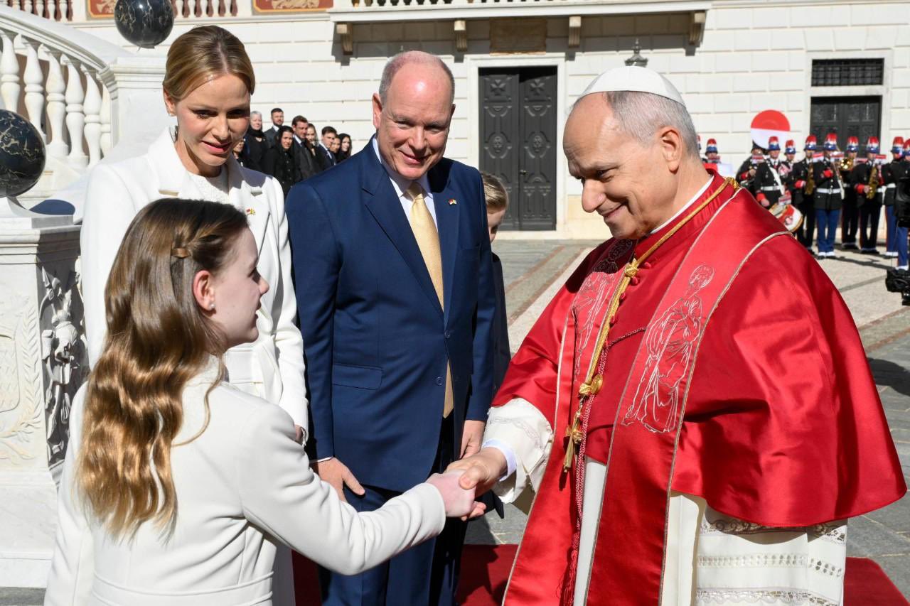 教宗與嘉布麗拉小公主握手。(翻攝Vatican Media)