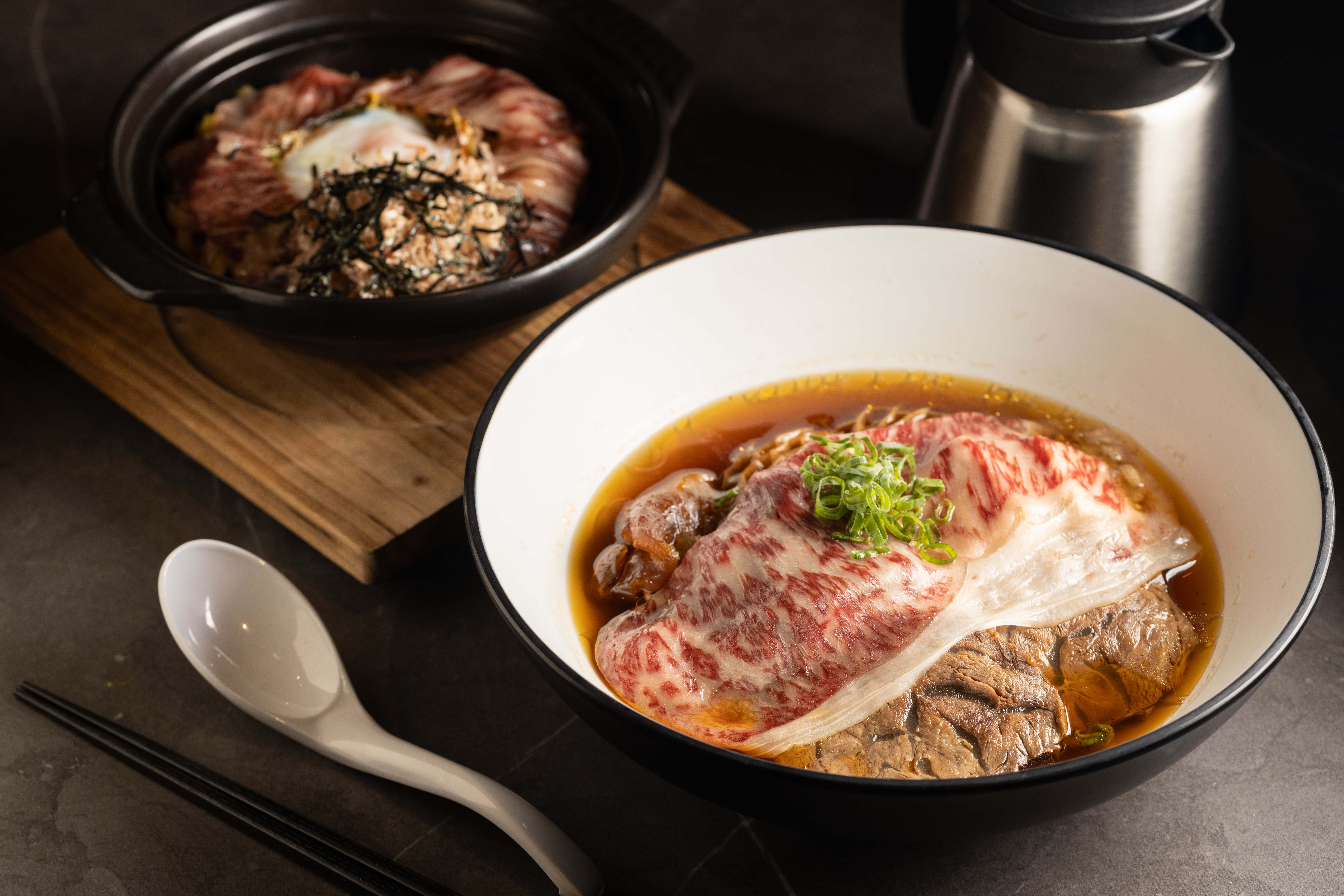 宵夜來碗「松露壽喜和牛炒烏龍」(後,580元/碗)或有和牛肉片、牛腱、牛肚、鴨血的「麻辣燙和牛牛肉麵」(前,680元/碗)很過癮。