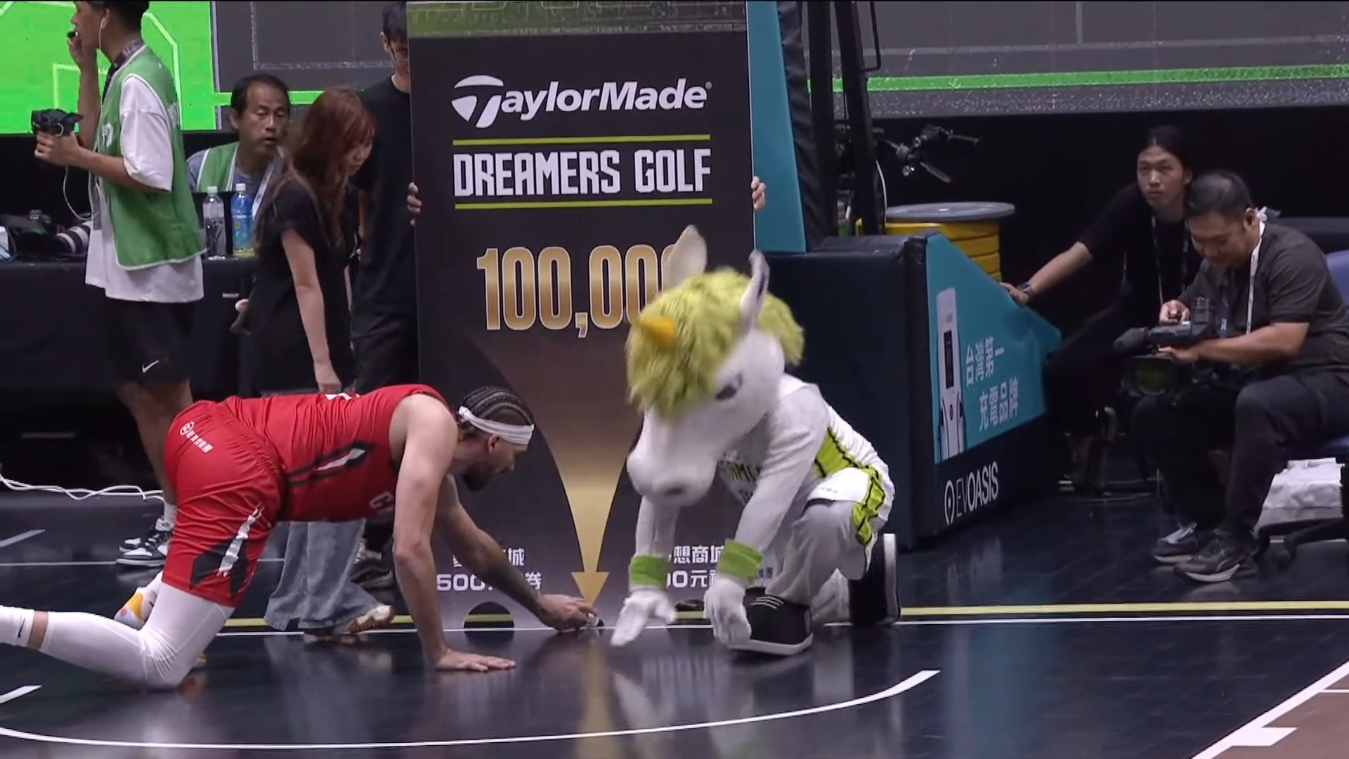 日前夢想家隊中場遊戲，出現球「球無法過洞」場面。（翻攝TPBL直播）