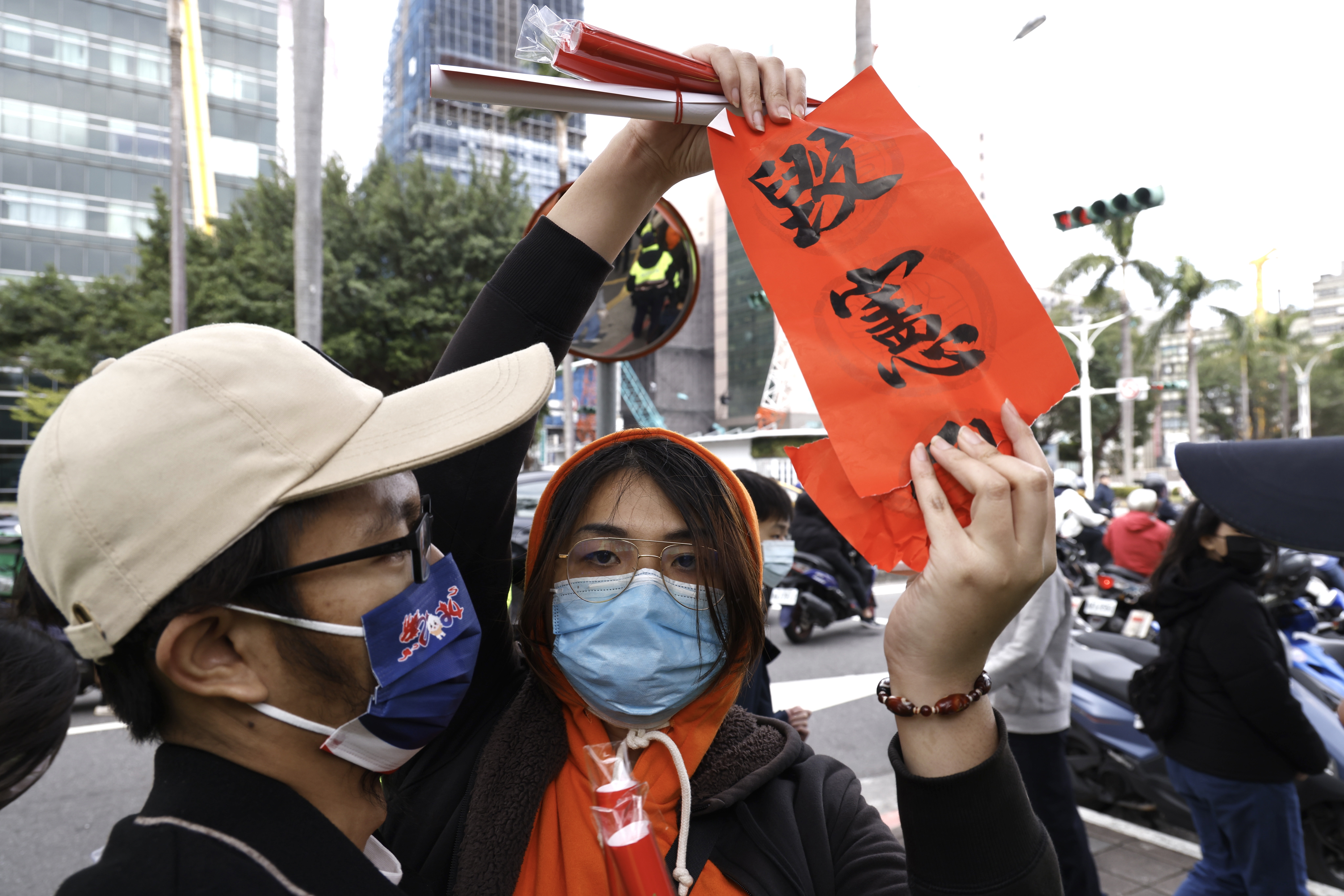 韓國瑜今在立法院門口發春聯時遇上民眾抗議「毀憲亂政」。