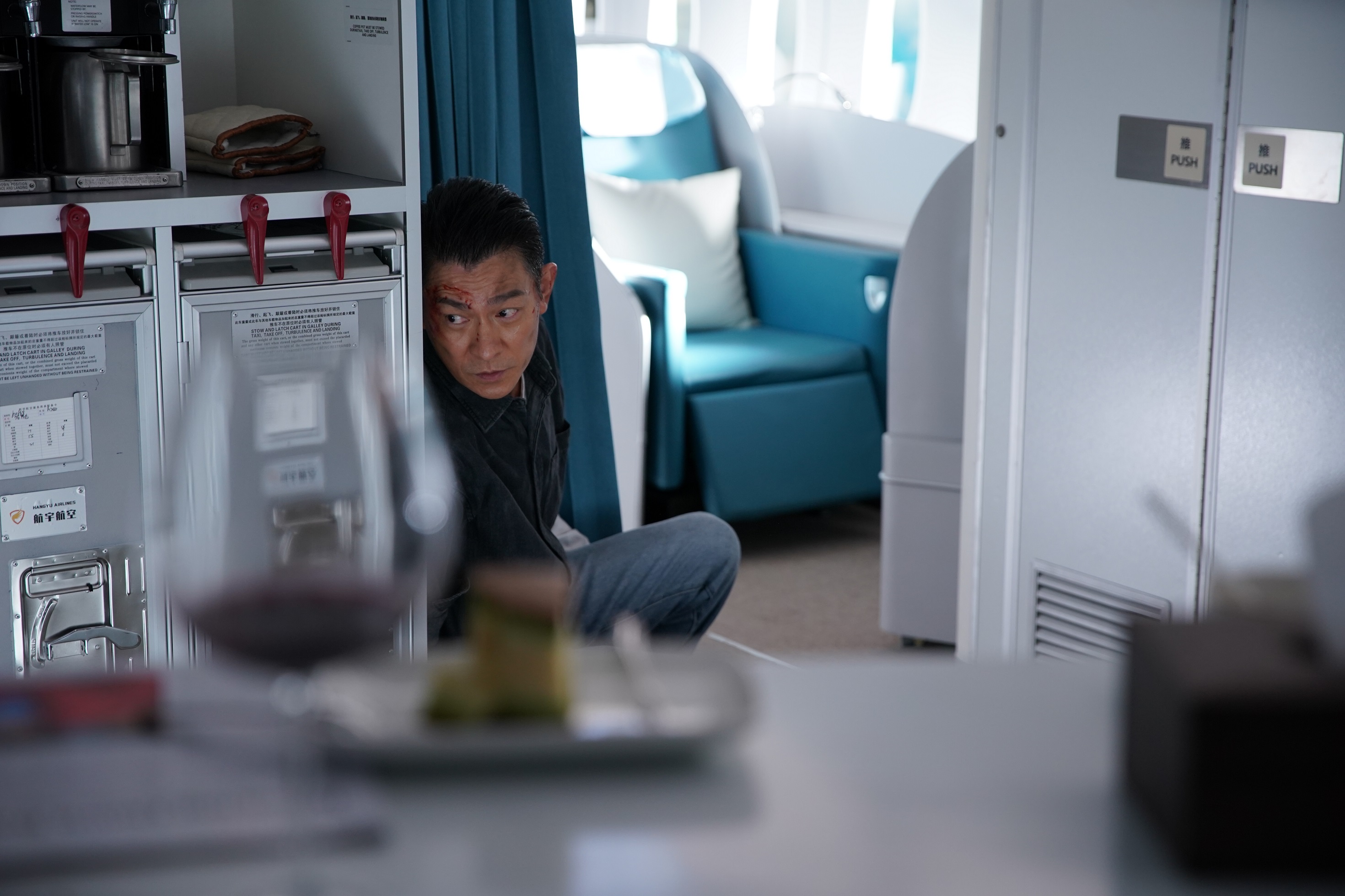 劉德華在片中飾演國際安保專家，在飛行中遇上匪徒劫機，需救出包括妻女等全機乘客。（華映提供）