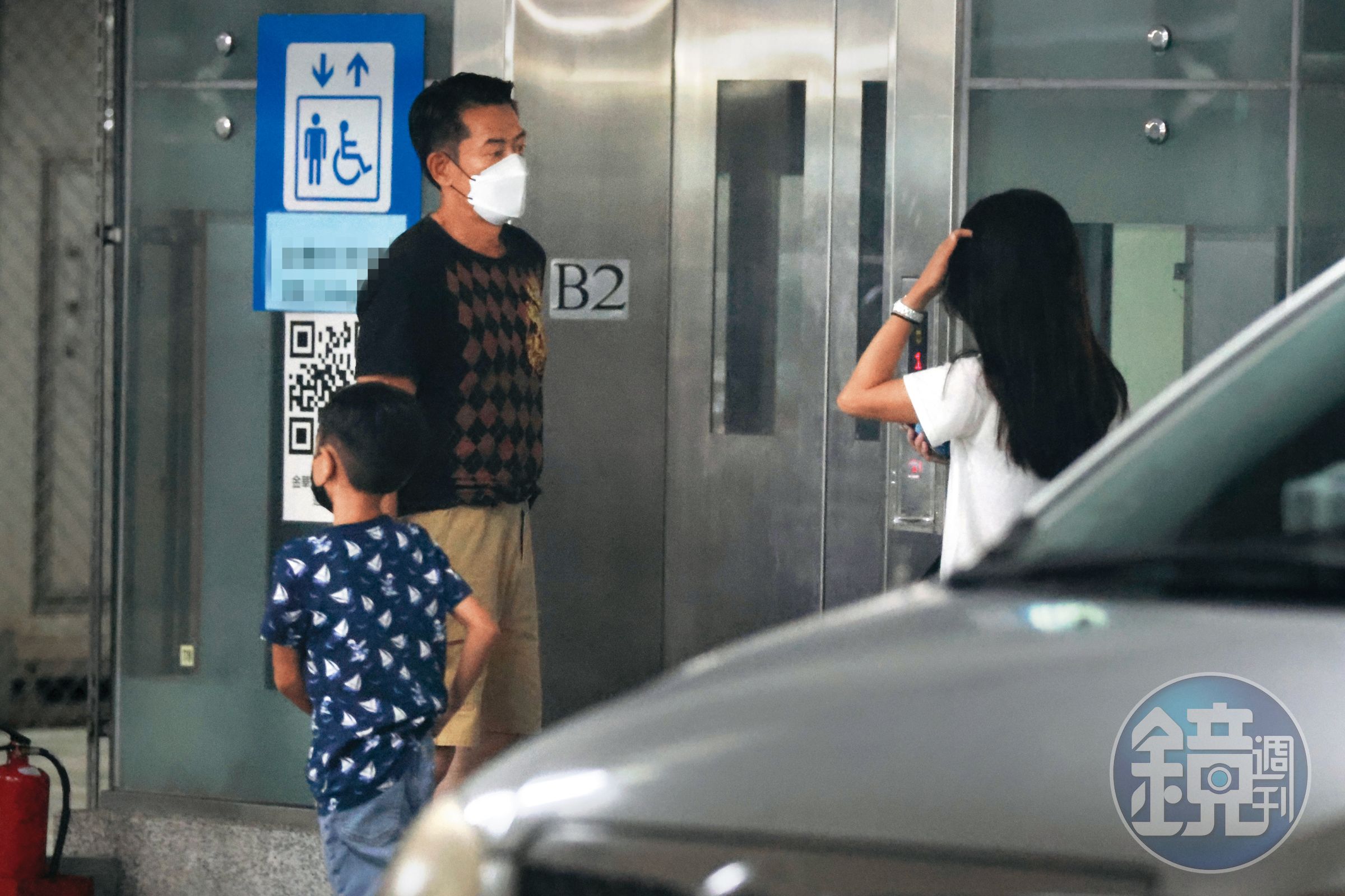 柯叔元(中)去年被本刊目擊身邊有紅粉知己Rachel(右),還帶對方小孩(左)一起出入。