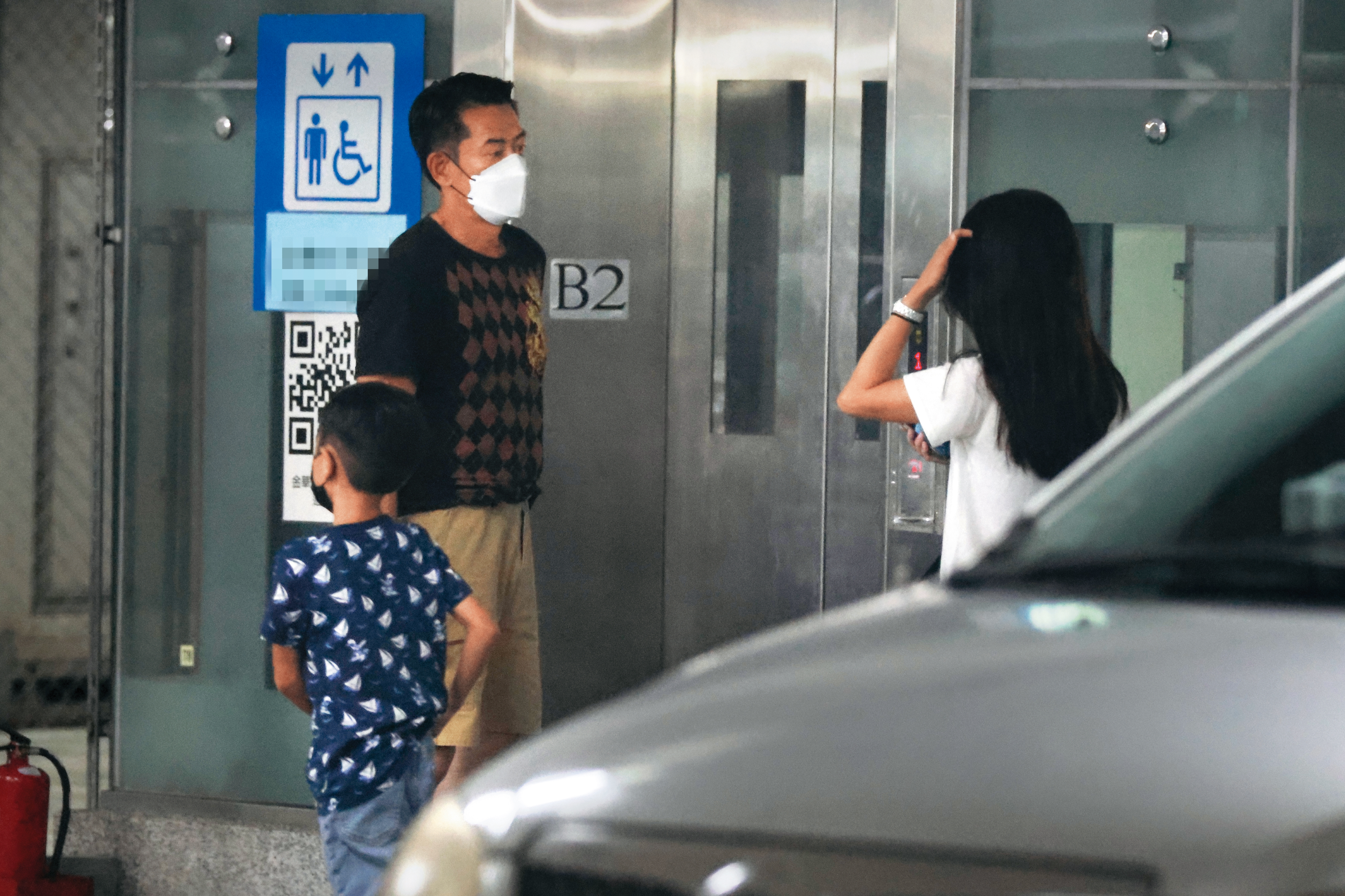 柯叔元（中）去年被本刊目擊身邊有紅粉知己Rachel（右），還帶對方小孩（左）一起出入。