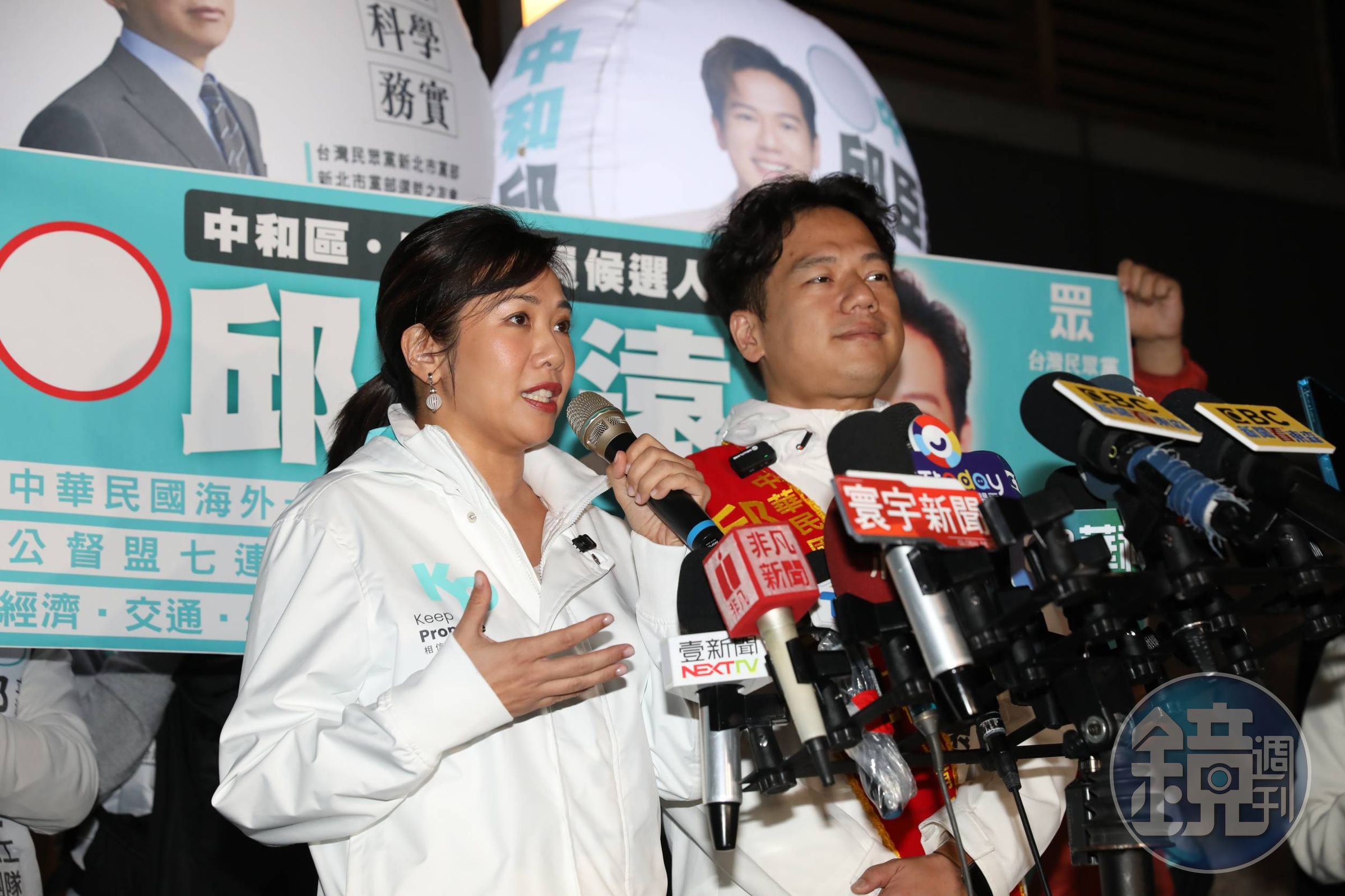 吳欣盈(左)出戰2024大選陷入雙重國籍爭議,昨表示12/5會見真章。