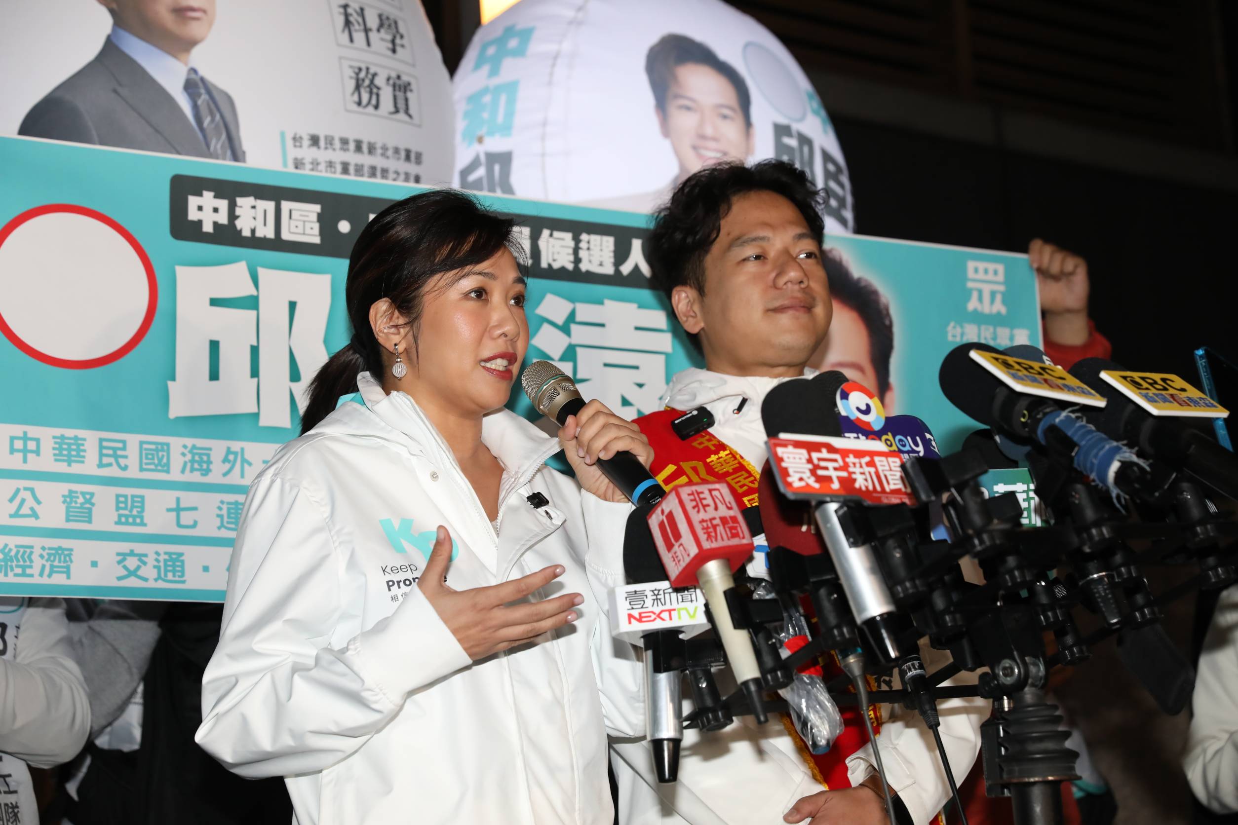 吳欣盈（左）出戰2024大選陷入雙重國籍爭議，昨表示12/5會見真章。