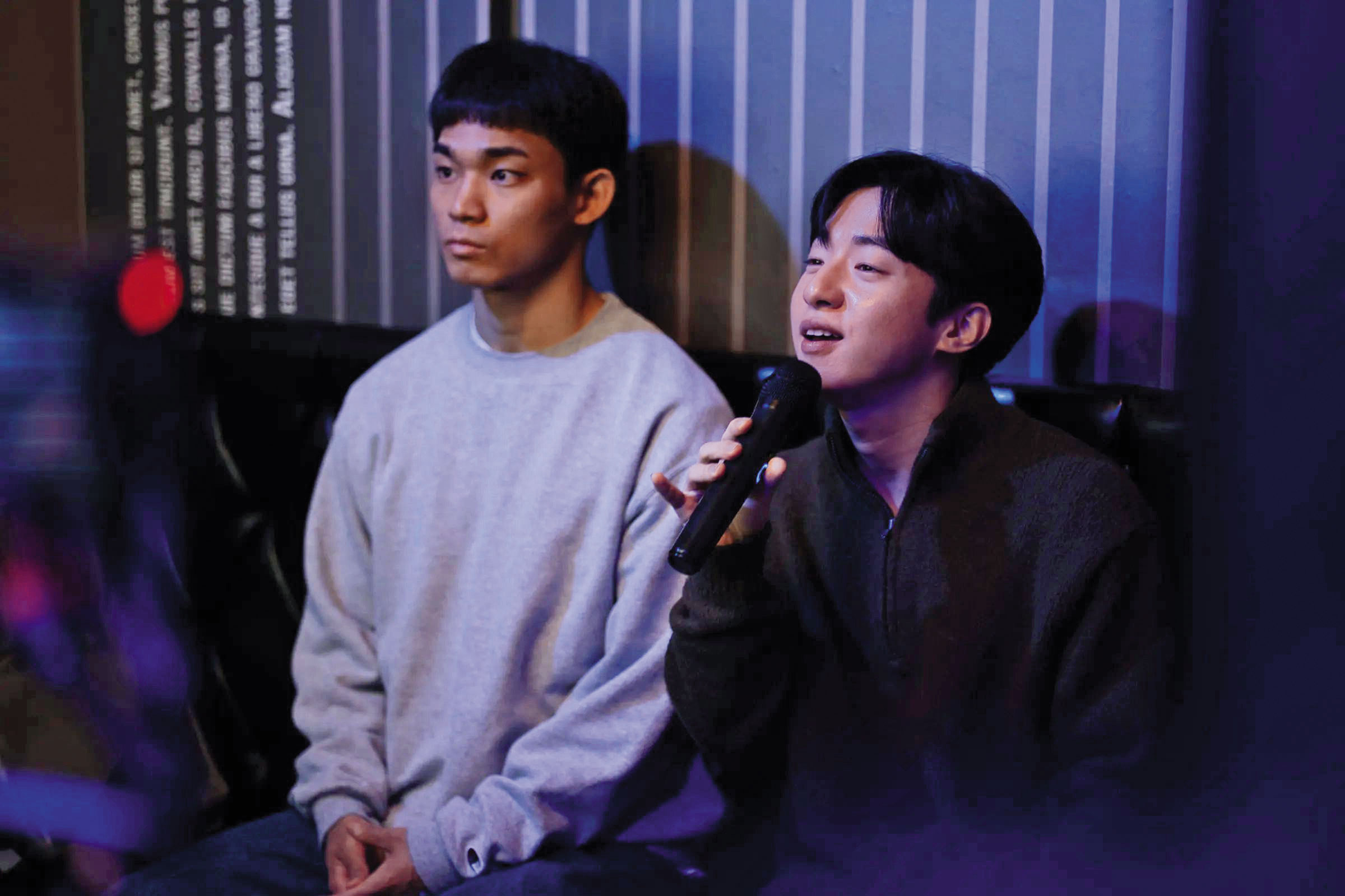 韓國電影 《3670》中，曹有鉉（左）飾演脫北者男同志，在某聚會認識金賢睦（右），二人逐漸培養出情誼。（好威映象提供） 