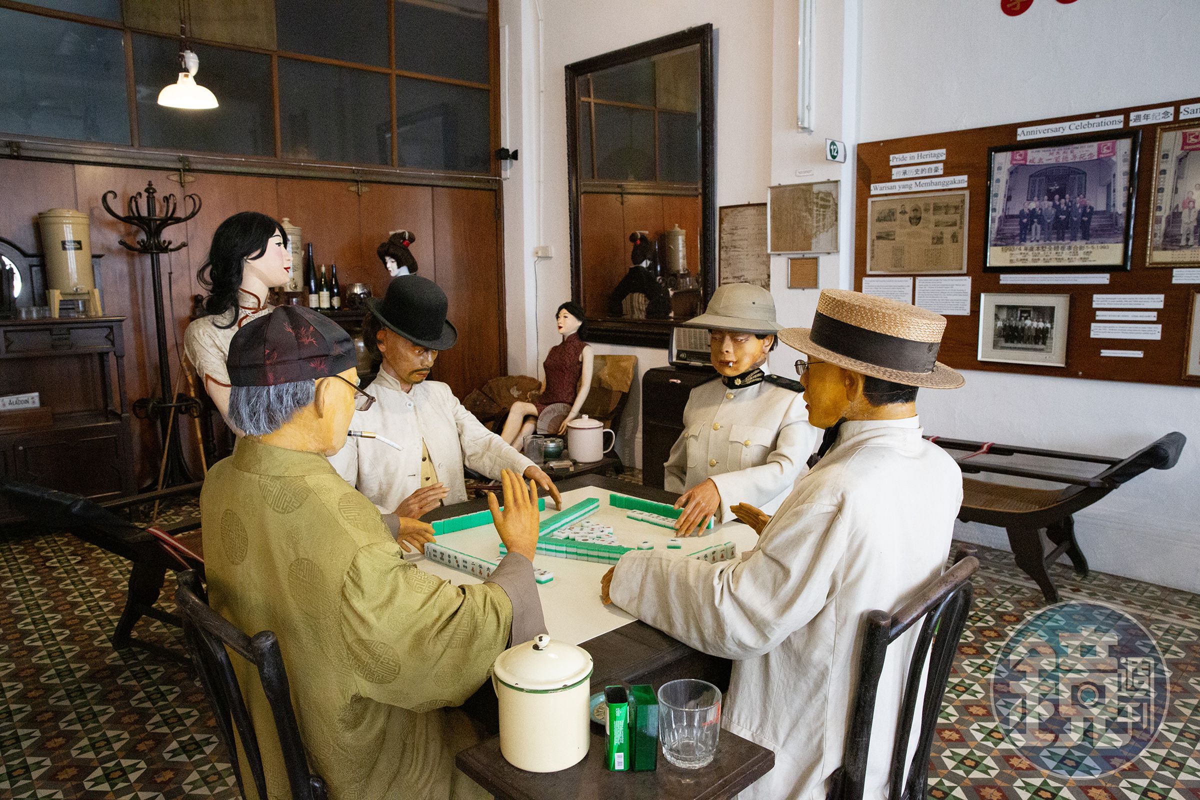 博物館內除了展示19世紀和20世紀的文物、收藏品與照片，也透過蠟像等陳設重現當年俱樂部內的社交活動樣貌。