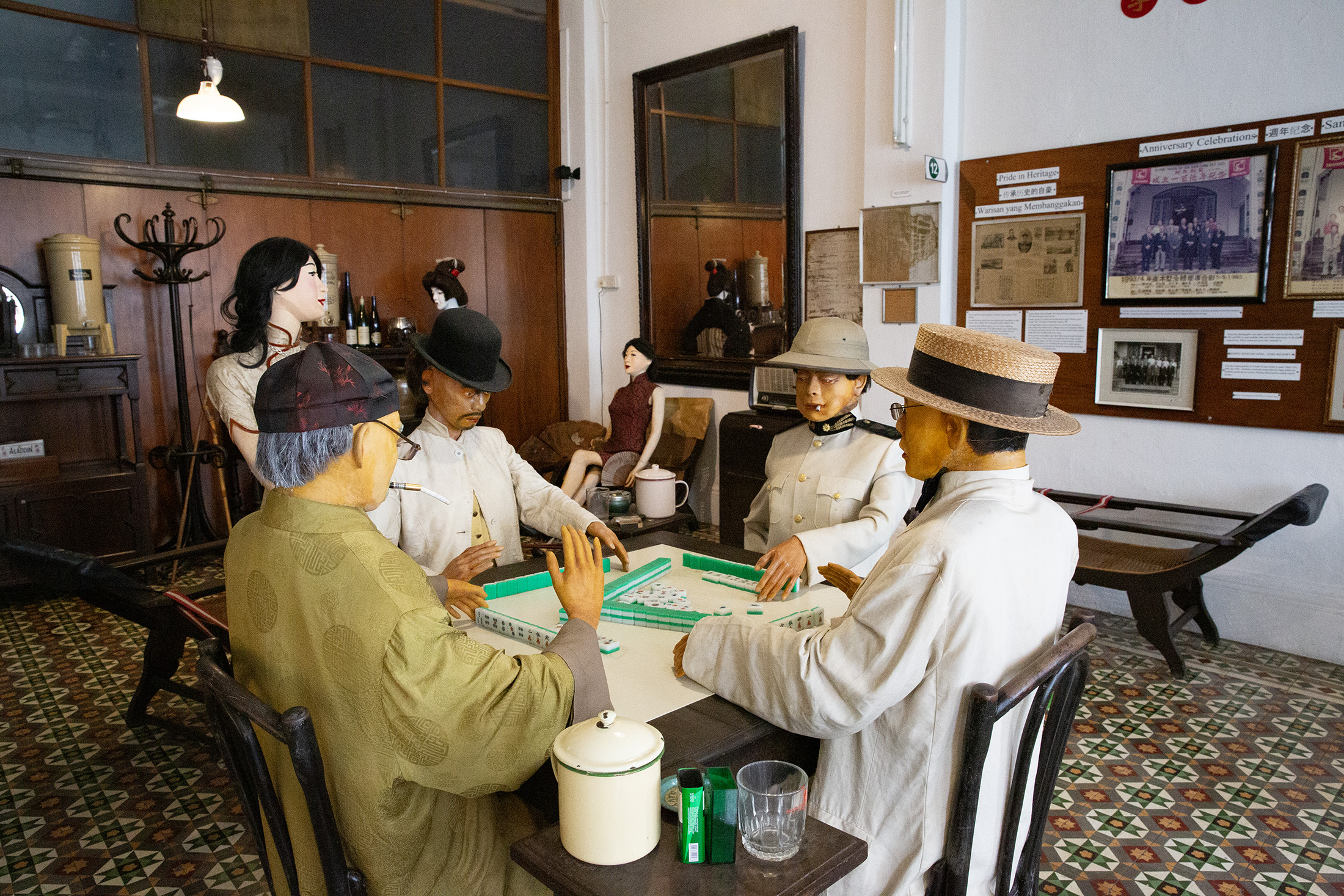 博物館內除了展示19世紀和20世紀的文物、收藏品與照片，也透過蠟像等陳設重現當年俱樂部內的社交活動樣貌。