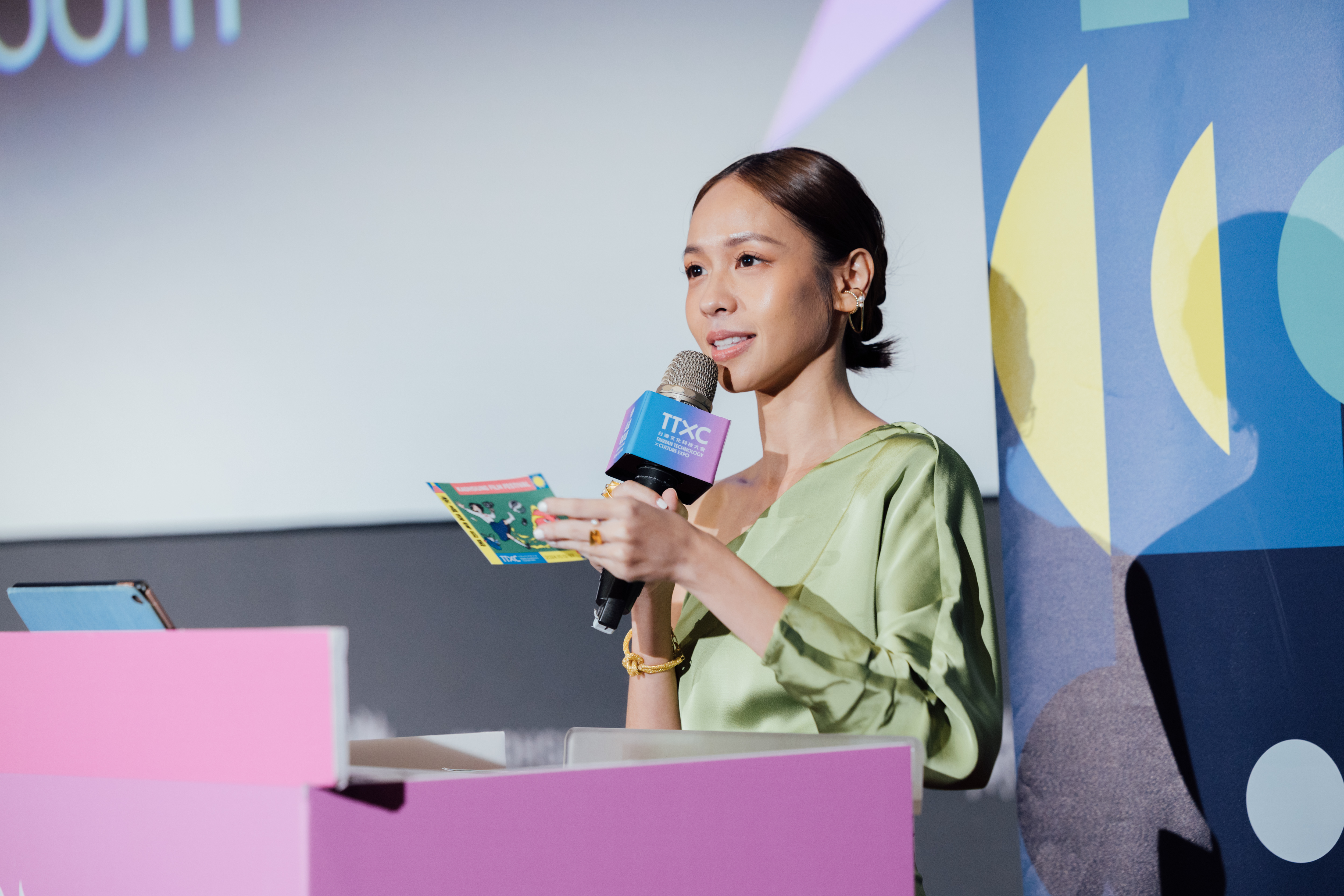 演員黃姵嘉首次擔任雄影國際競賽頒獎典禮主持人，坦言心情緊張。（高雄電影節提供）