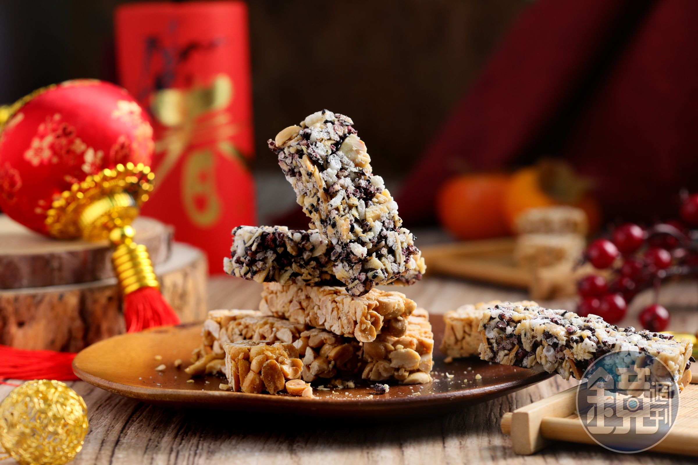 志明花生糖以現炸彰化紫米製作的「紫米酥糖」（上）與人工拌炒不黏牙的「花生糖」（下）都是老饕必買。（皆200元／袋）