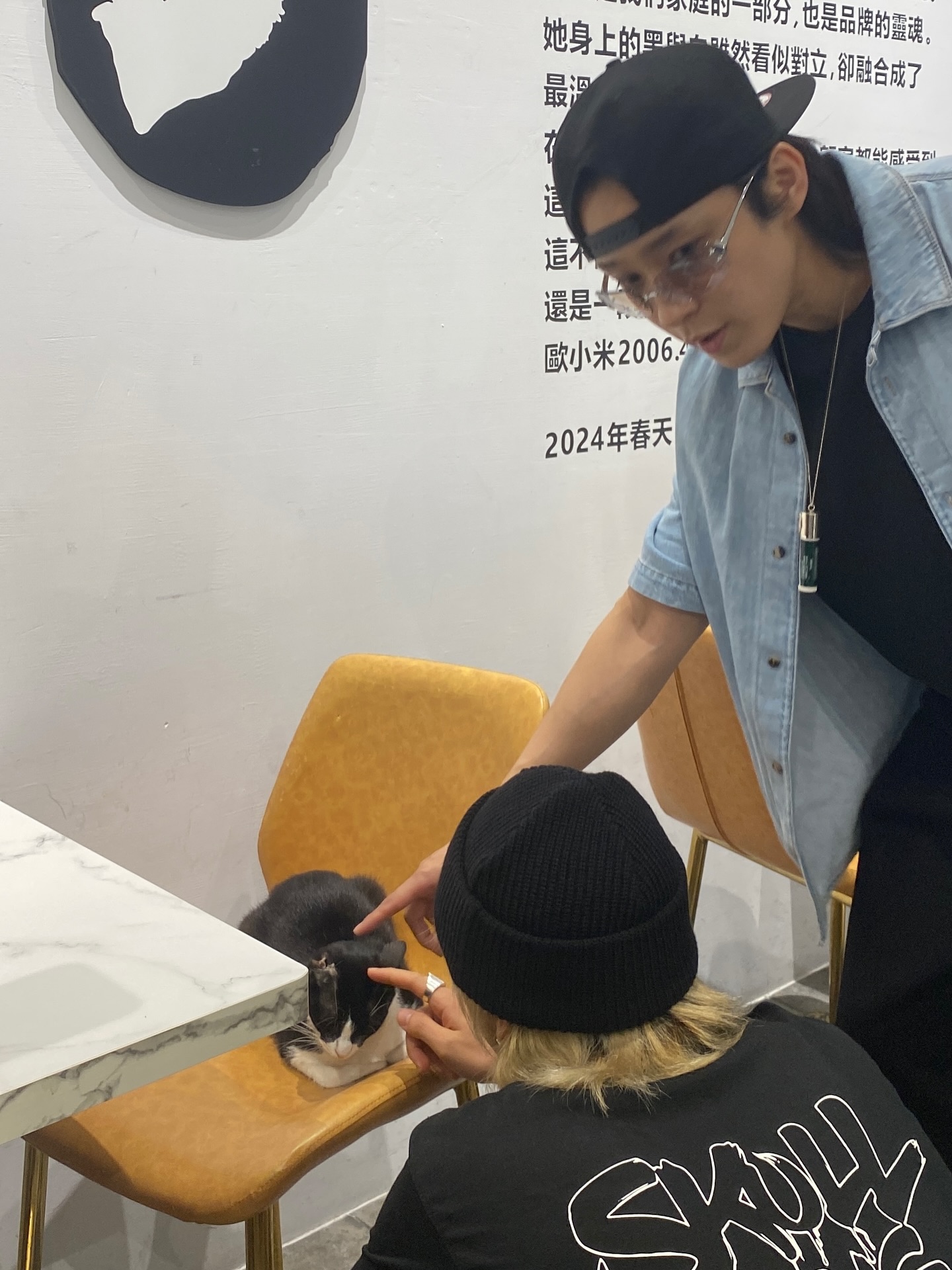 FTISLAND李洪基與李在真與咖啡廳的小貓玩了一陣子。（Miss Mimi授權提供）