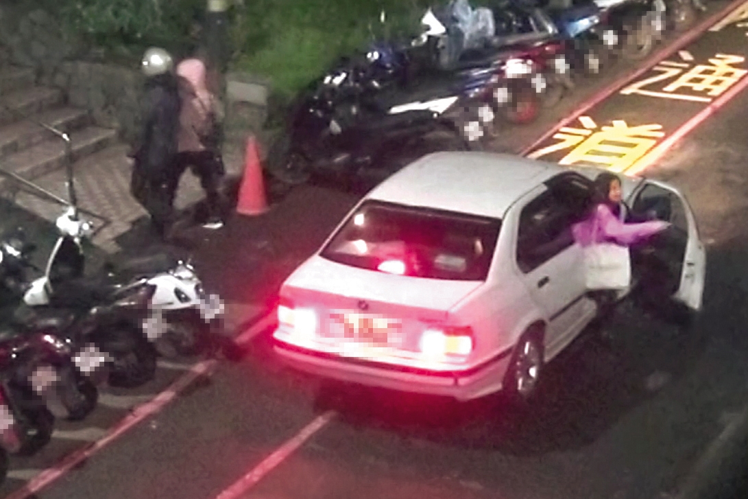 陳紹誠凌晨多次開車送夏米雅回家，全被韓先生錄影存證。（韓先生提供）