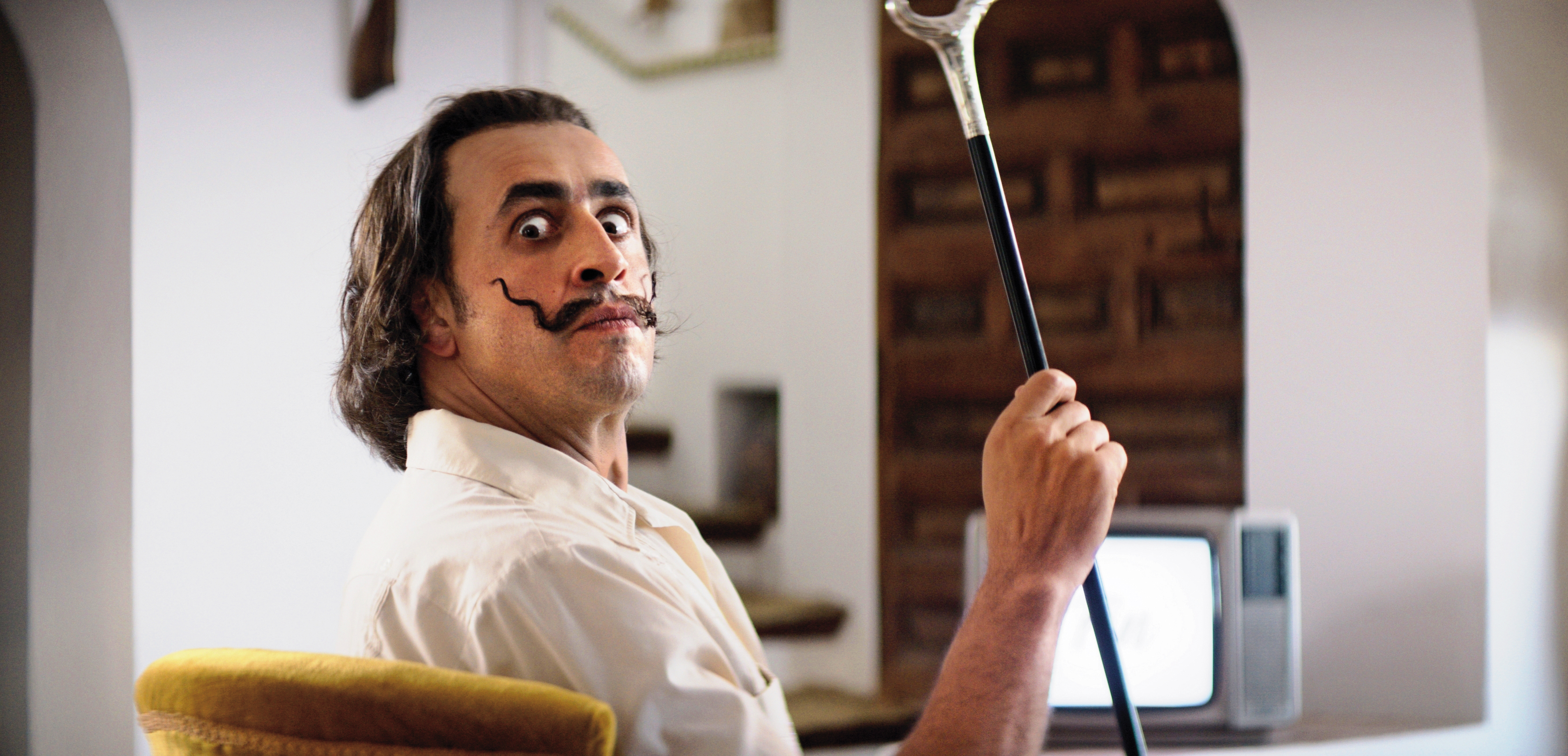 電影採取偽紀錄片的喜劇角度描述世紀畫家達利的故事，他接受記者採訪，卻提難搞的要求。（聯影提供）