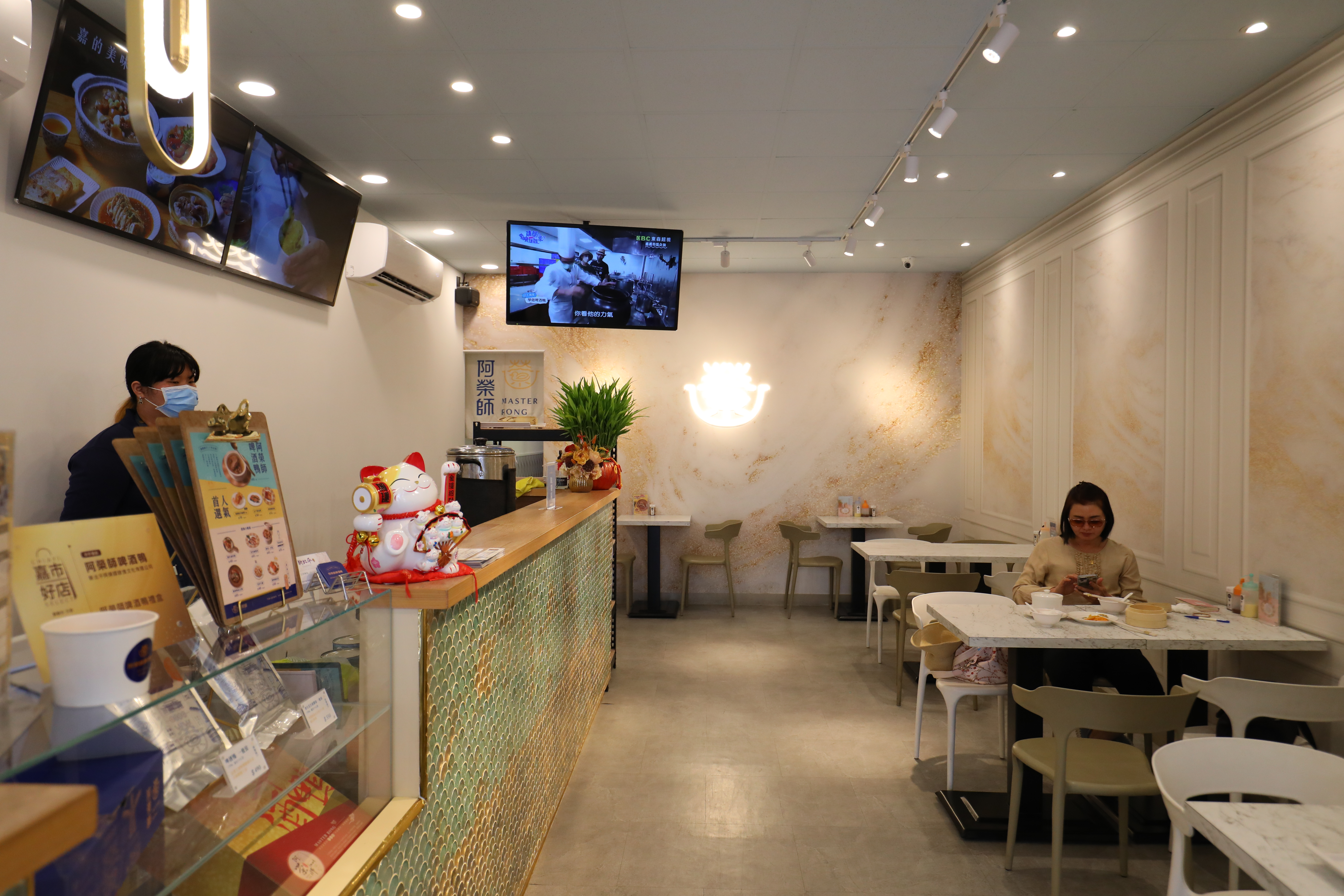 用餐空間簡潔乾淨，裡面還有一個小包廂。