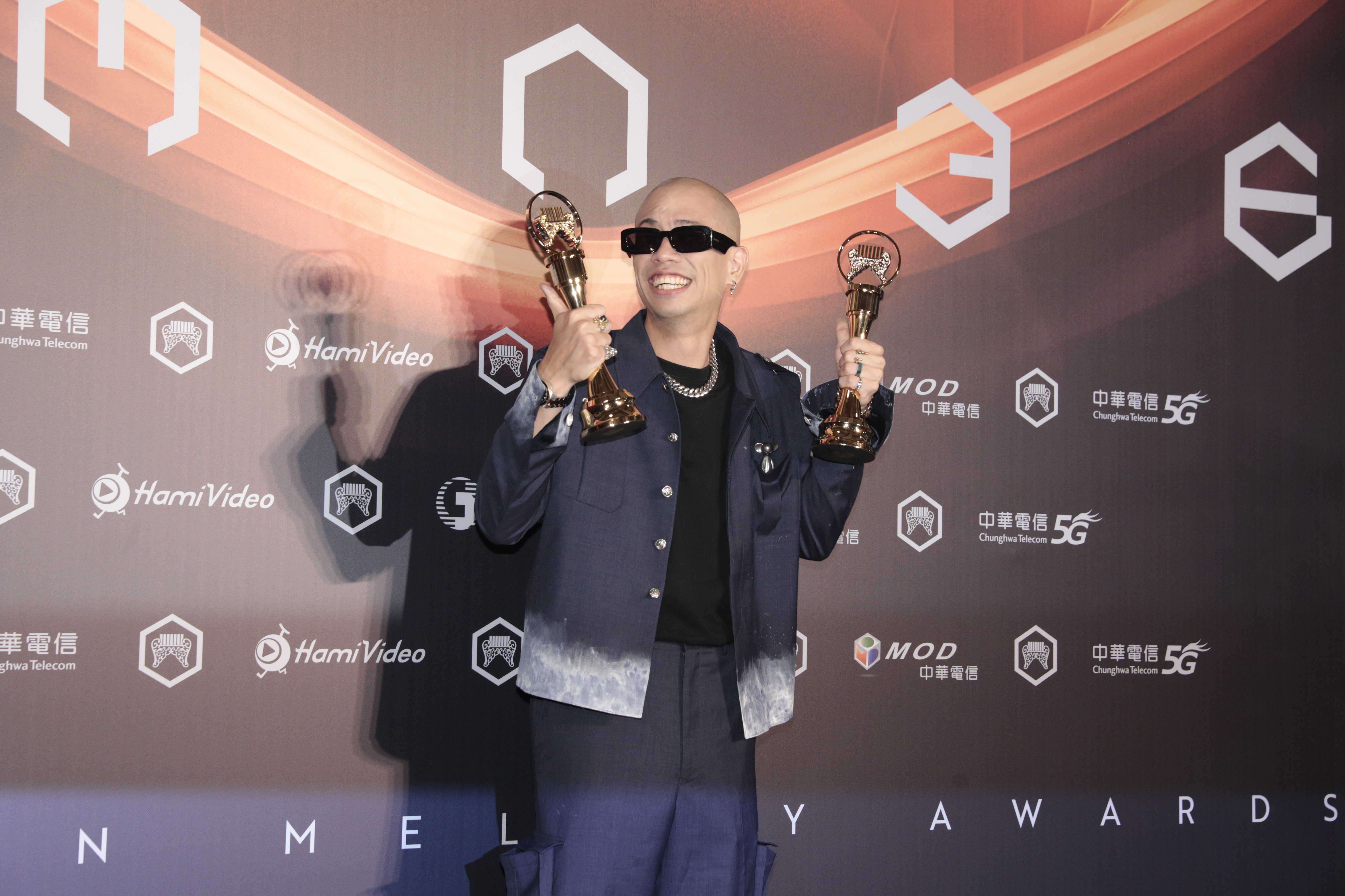 呂士軒從張清芳手中接下最佳華語專輯獎座。