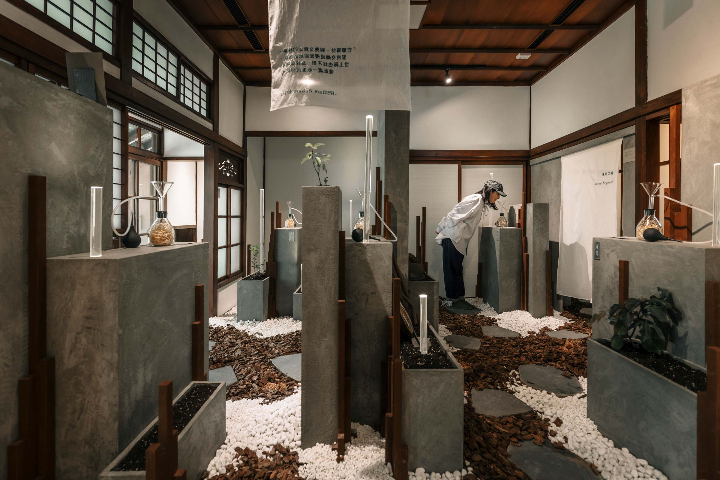 肯園的「療癒之島 香氣再發現」特展透過森林植物的香氣引領參觀者進行一場自我與內在靈性的對話。（0km山物所提供）